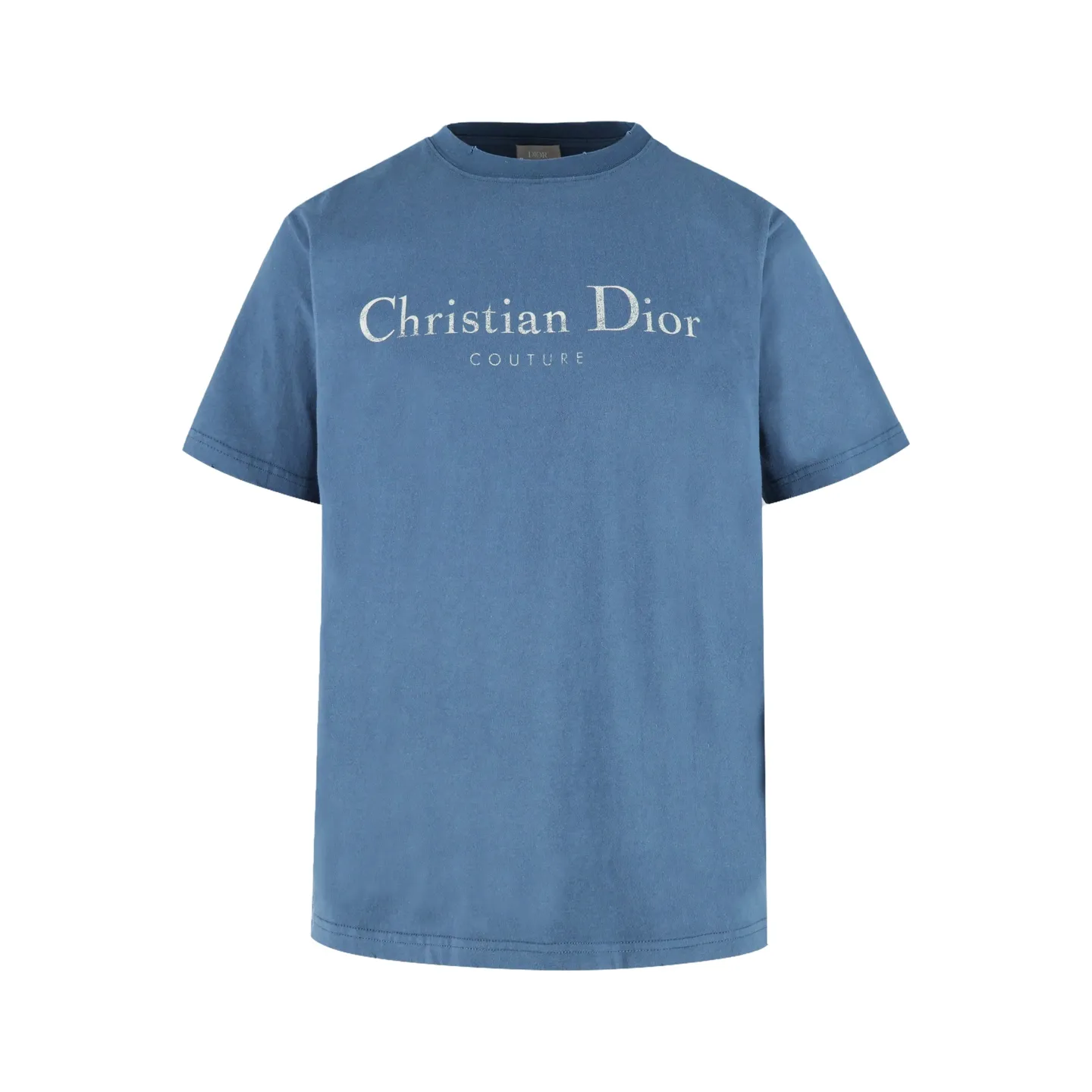🅿️260 exclusive supply] CD distressed printed short-sleeves (blue) originally purchased at 7700, made of 10S encrypted and reinforced 250G cotton and linen fabrics, with 26S1×1 thread. The printing effect has a subtle blur design effect, and the film screen is made of extremely fine gauze material. The points are adjusted and depicted on the film based on the actual object, and the restoration is difficult to produce. High-density dot printing is combined with specially adjusted dot glue, and the paste is fine and has good mesh passing properties. The pieces are designed with washed holes and irregular openings all over the body, giving simple garments a rebellious sense of destruction. The stone grinding washing process locates the holes, and the ready-to-wear products use the stone grinding machine laser positioning to manually destroy the wear effect. Every wear and tear is made by hand, so that the natural wear and tear of the fabric achieves the most harmonious visual effect. After being washed by stone grinding, it can show a rich retro atmosphere. The classic round neck is a loose fit, the upper body is crisp and stylish, the color is simple, it is classic, durable and versatile, the hem has a slit design, and the printing position is in the upper center, which can enhance the visual center of gravity and effectively elongate the body proportions. Size:S-M-L