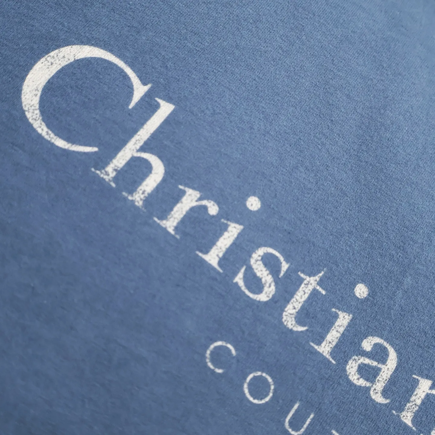 🅿️260 exclusive supply] CD distressed printed short-sleeves (blue) originally purchased at 7700, made of 10S encrypted and reinforced 250G cotton and linen fabrics, with 26S1×1 thread. The printing effect has a subtle blur design effect, and the film screen is made of extremely fine gauze material. The points are adjusted and depicted on the film based on the actual object, and the restoration is difficult to produce. High-density dot printing is combined with specially adjusted dot glue, and the paste is fine and has good mesh passing properties. The pieces are designed with washed holes and irregular openings all over the body, giving simple garments a rebellious sense of destruction. The stone grinding washing process locates the holes, and the ready-to-wear products use the stone grinding machine laser positioning to manually destroy the wear effect. Every wear and tear is made by hand, so that the natural wear and tear of the fabric achieves the most harmonious visual effect. After being washed by stone grinding, it can show a rich retro atmosphere. The classic round neck is a loose fit, the upper body is crisp and stylish, the color is simple, it is classic, durable and versatile, the hem has a slit design, and the printing position is in the upper center, which can enhance the visual center of gravity and effectively elongate the body proportions. Size:S-M-L