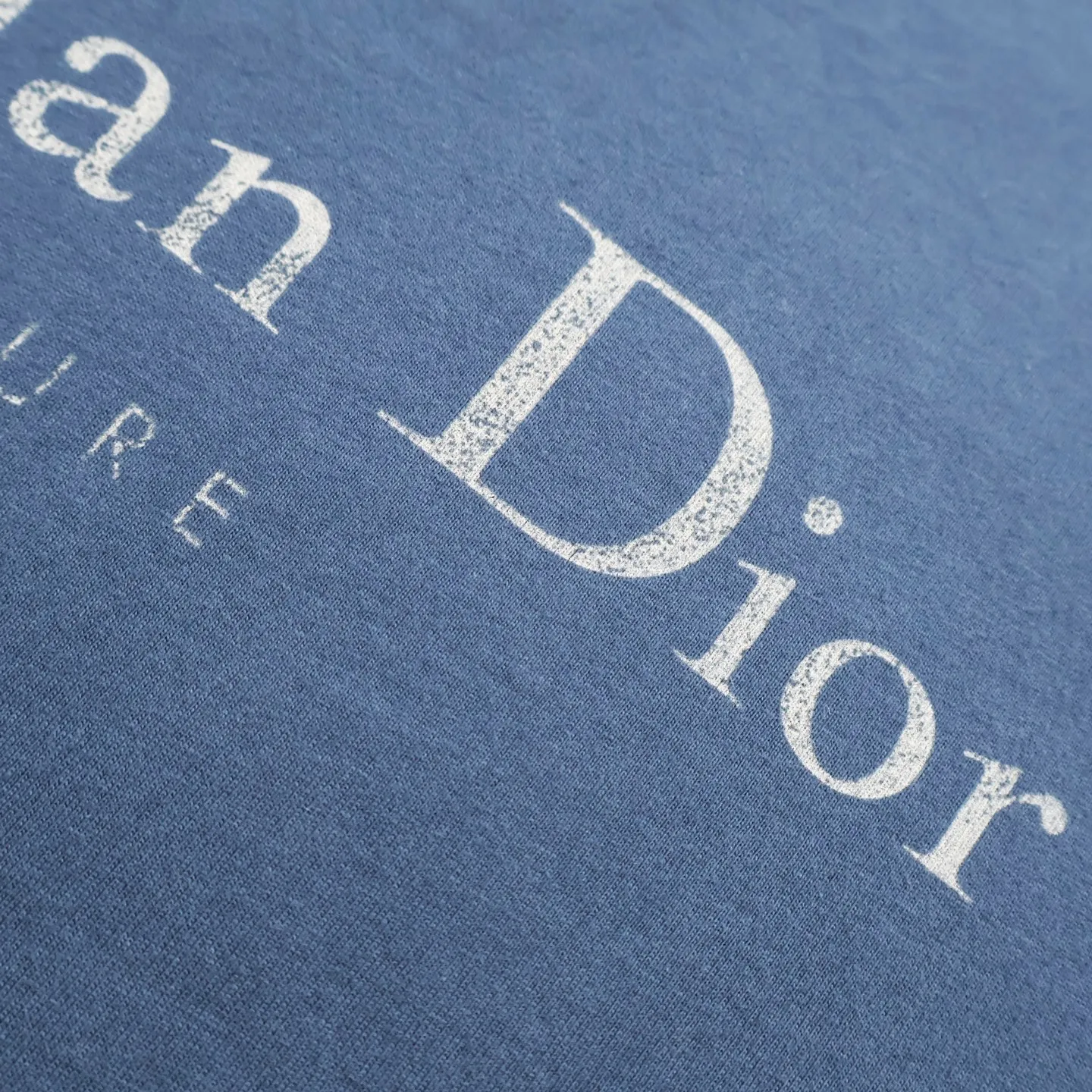 🅿️260 exclusive supply] CD distressed printed short-sleeves (blue) originally purchased at 7700, made of 10S encrypted and reinforced 250G cotton and linen fabrics, with 26S1×1 thread. The printing effect has a subtle blur design effect, and the film screen is made of extremely fine gauze material. The points are adjusted and depicted on the film based on the actual object, and the restoration is difficult to produce. High-density dot printing is combined with specially adjusted dot glue, and the paste is fine and has good mesh passing properties. The pieces are designed with washed holes and irregular openings all over the body, giving simple garments a rebellious sense of destruction. The stone grinding washing process locates the holes, and the ready-to-wear products use the stone grinding machine laser positioning to manually destroy the wear effect. Every wear and tear is made by hand, so that the natural wear and tear of the fabric achieves the most harmonious visual effect. After being washed by stone grinding, it can show a rich retro atmosphere. The classic round neck is a loose fit, the upper body is crisp and stylish, the color is simple, it is classic, durable and versatile, the hem has a slit design, and the printing position is in the upper center, which can enhance the visual center of gravity and effectively elongate the body proportions. Size:S-M-L