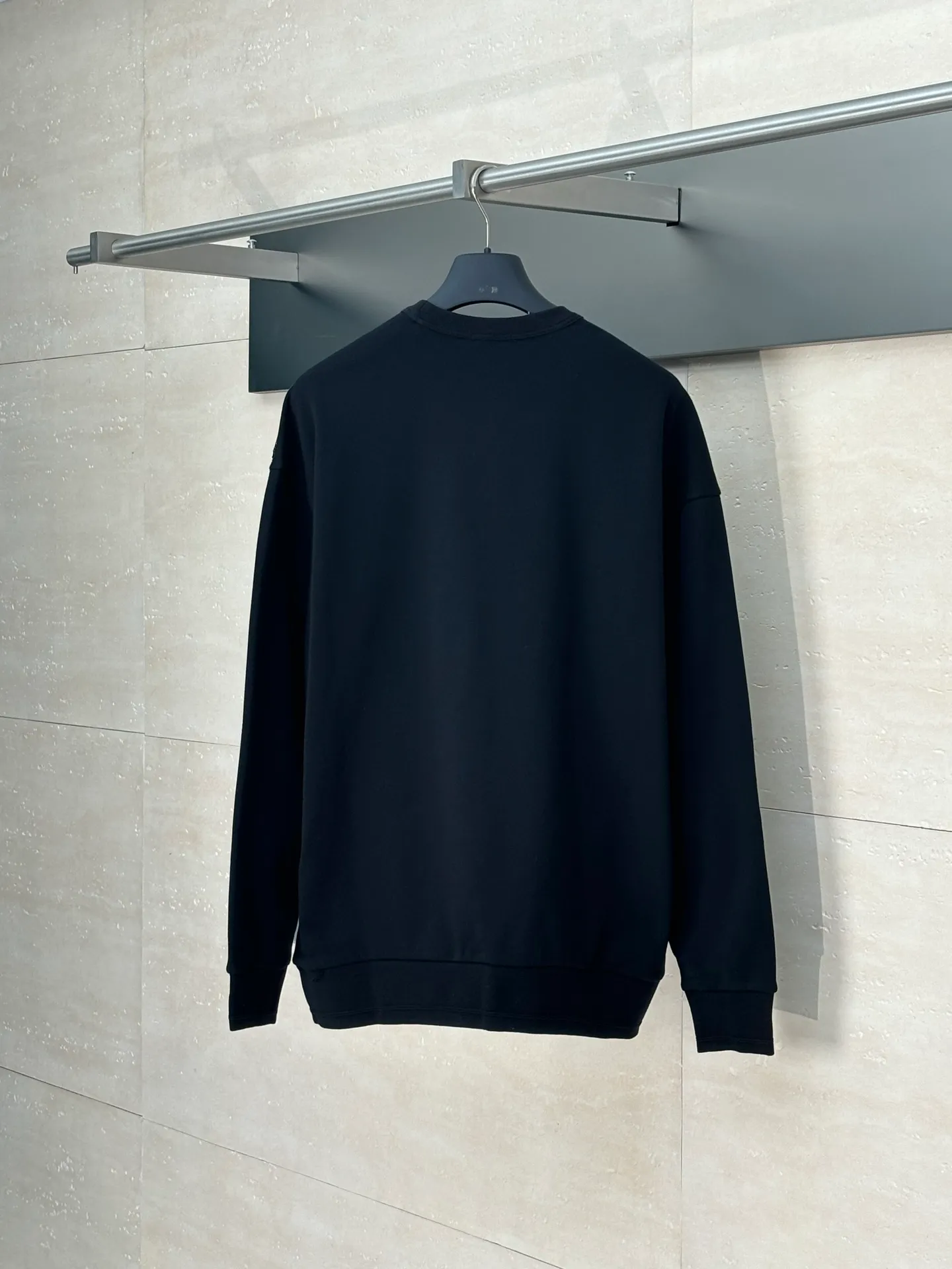 🅿️420 Dio*/Dior 25Fw new x Stone island embroidered sweatshirt. Customized 380g velvet and satin antique sweatshirt material. Soft and delicate, comfortable and close to the skin. Decorated with same-tone DIOR ANDSTONE ISLAND embroidery on the front. The classic star of Stone Island is like a pearl on the crown and complements the Dior brand logo. A double feast of fashion and quality. Distinguished co-branding. Showing luxury. Imported machine embroidery technology is used. Using advanced computer control systems and precision mechanical components to achieve Dior Stone ISland embroidery operations with high precision and smooth and delicate lines Size: S/M/L/XL