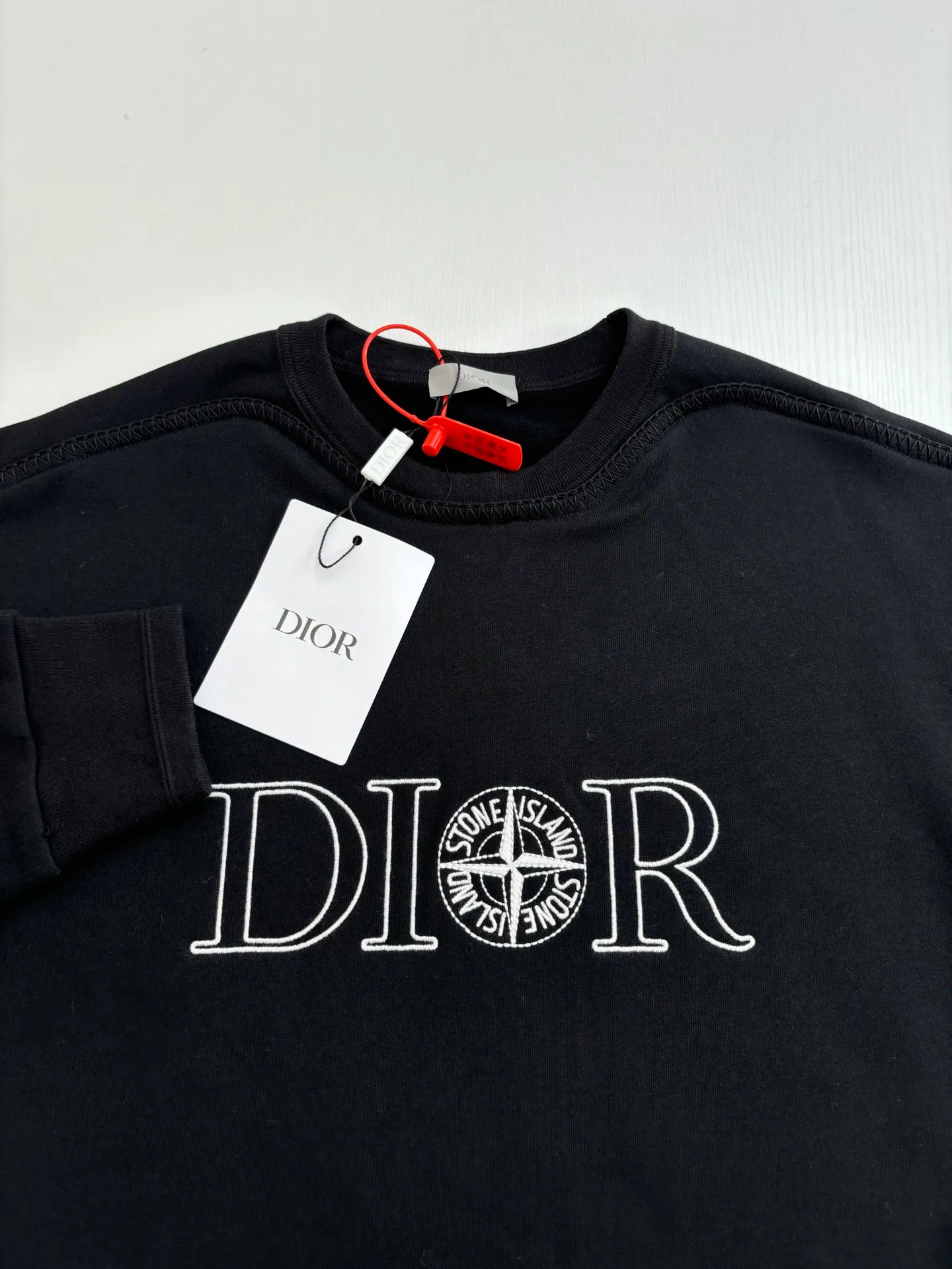 🅿️420 Dio*/Dior 25Fw new x Stone island embroidered sweatshirt. Customized 380g velvet and satin antique sweatshirt material. Soft and delicate, comfortable and close to the skin. Decorated with same-tone DIOR ANDSTONE ISLAND embroidery on the front. The classic star of Stone Island is like a pearl on the crown and complements the Dior brand logo. A double feast of fashion and quality. Distinguished co-branding. Showing luxury. Imported machine embroidery technology is used. Using advanced computer control systems and precision mechanical components to achieve Dior Stone ISland embroidery operations with high precision and smooth and delicate lines Size: S/M/L/XL