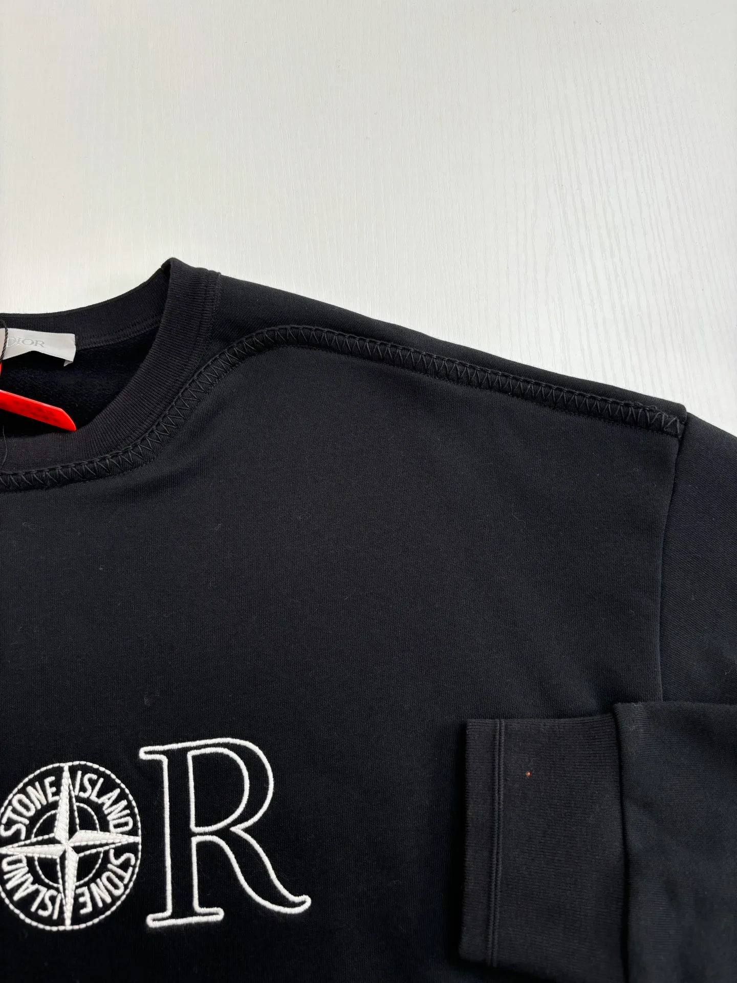 🅿️420 Dio*/Dior 25Fw new x Stone island embroidered sweatshirt. Customized 380g velvet and satin antique sweatshirt material. Soft and delicate, comfortable and close to the skin. Decorated with same-tone DIOR ANDSTONE ISLAND embroidery on the front. The classic star of Stone Island is like a pearl on the crown and complements the Dior brand logo. A double feast of fashion and quality. Distinguished co-branding. Showing luxury. Imported machine embroidery technology is used. Using advanced computer control systems and precision mechanical components to achieve Dior Stone ISland embroidery operations with high precision and smooth and delicate lines Size: S/M/L/XL