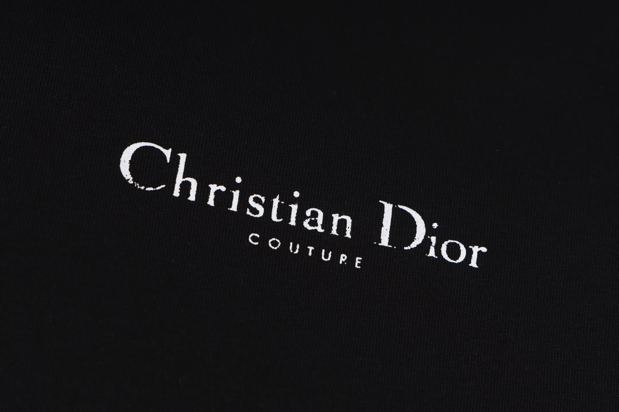 🅿️240 Style No. B45 Dior frayed letter print long T consistent style on DIOR official website Fabric: 32-count double yarn 300g pure cotton fabric Weaving and dyeing threads of the same color in the same cylinder Process: imported machine white ink direct-jet printing ➕ fraying technology Supporting: three-standard complete cardboard oil paper code sticker packaging High temperature pre-shrinking process before production will not shrink and deformation Imported machine professional plate production os version Can wear up to 200 pounds. The size is measured manually. The error of 2-3cm is normal. Color: black white size: s m l xl
