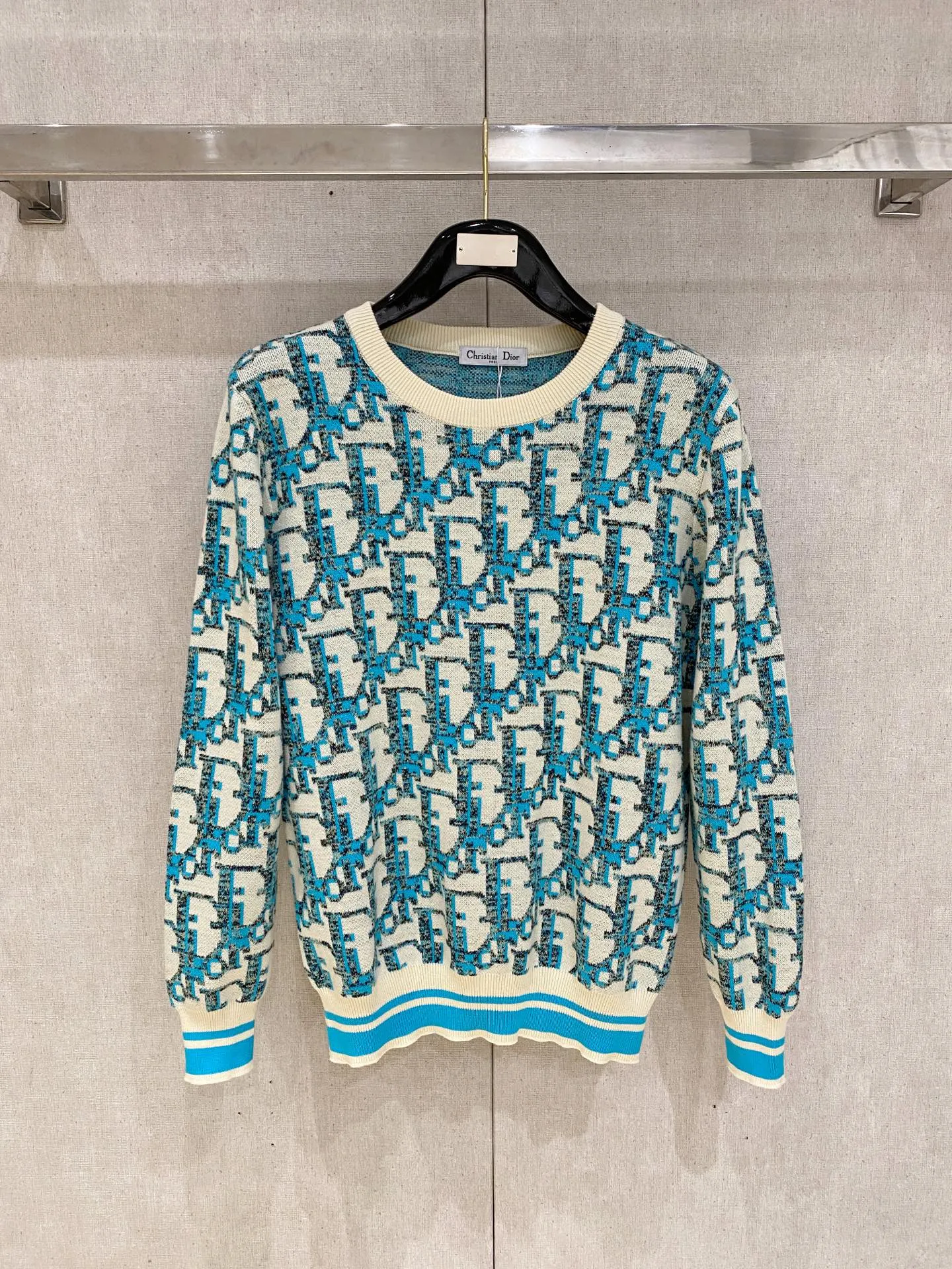 🅿️440 Dior 2025ss autumn and winter new stylish casual round neck sweater high-end wool blend comfortable and warm! Anti-pilling👍🏼Does not irritate the skin, can be worn close to the body, designed with luxurious classic elements! There is no overly complicated craftsmanship. It is about the integration of design and materials. Simple European style. A must-have for autumn and winter. Counter size: M-3XL