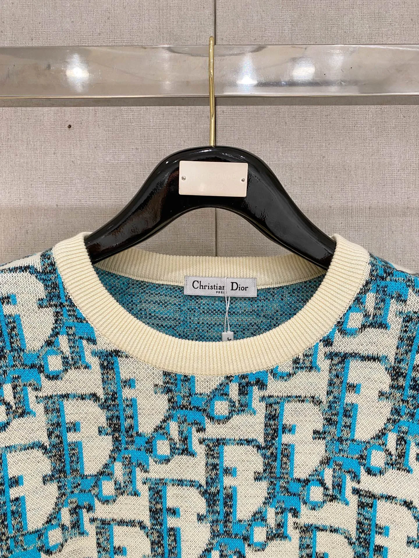 🅿️440 Dior 2025ss autumn and winter new stylish casual round neck sweater high-end wool blend comfortable and warm! Anti-pilling👍🏼Does not irritate the skin, can be worn close to the body, designed with luxurious classic elements! There is no overly complicated craftsmanship. It is about the integration of design and materials. Simple European style. A must-have for autumn and winter. Counter size: M-3XL