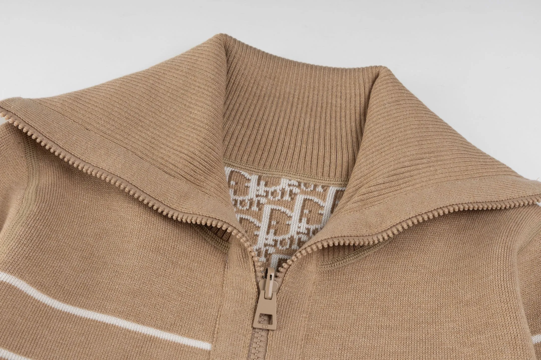 🅿️530 CD 25FW presbyopic double-sided military collar zipper knitted jacket (khaki). The original purchase was 32,000 and developed. The fabric is carefully made of high-quality cashmere blended knitted fabric. This DIOR cardigan reinterprets the brand's classic logo in an innovative way. The double-sided design brings two wearing styles: one side is simple and pure gray, and the other side shows the iconic Oblique print pattern. The short slim fit and front zipper closure make it easy to wear on a daily basis. The details are ribbed on the collar, cuffs and hem to ensure comfort and maintain the silhouette. The medium-thick knit gives the garment just the right amount of warmth and drape. The lining-free design maintains the overall lightness. Professional dry cleaning is recommended. This cardigan can be layered with Oblique printed items from the same series to easily create a layered and exquisite look, perfectly demonstrating DIOR's ultimate pursuit of materials and craftsmanship. Size:S/M/L