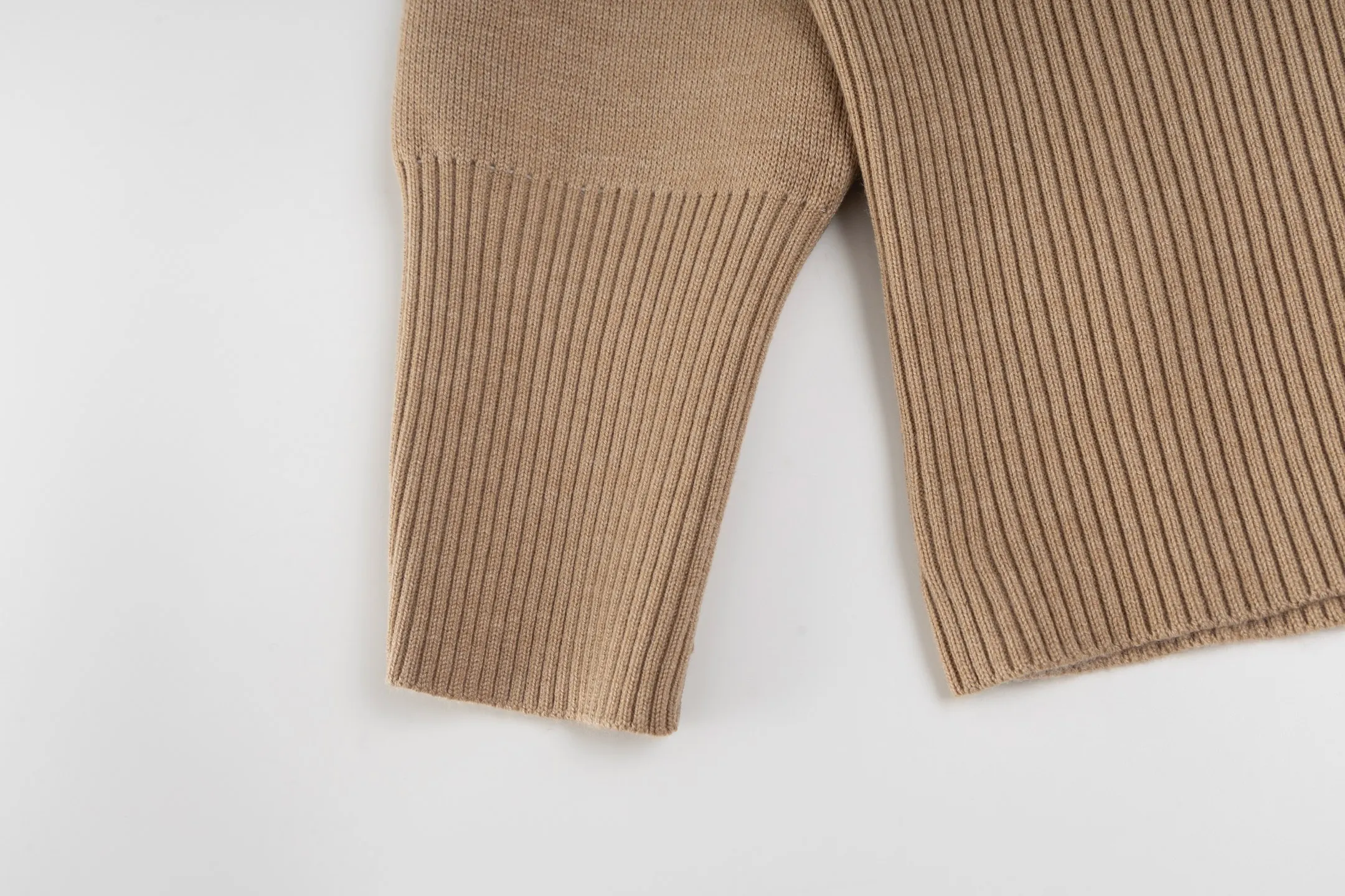 🅿️530 CD 25FW presbyopic double-sided military collar zipper knitted jacket (khaki). The original purchase was 32,000 and developed. The fabric is carefully made of high-quality cashmere blended knitted fabric. This DIOR cardigan reinterprets the brand's classic logo in an innovative way. The double-sided design brings two wearing styles: one side is simple and pure gray, and the other side shows the iconic Oblique print pattern. The short slim fit and front zipper closure make it easy to wear on a daily basis. The details are ribbed on the collar, cuffs and hem to ensure comfort and maintain the silhouette. The medium-thick knit gives the garment just the right amount of warmth and drape. The lining-free design maintains the overall lightness. Professional dry cleaning is recommended. This cardigan can be layered with Oblique printed items from the same series to easily create a layered and exquisite look, perfectly demonstrating DIOR's ultimate pursuit of materials and craftsmanship. Size:S/M/L