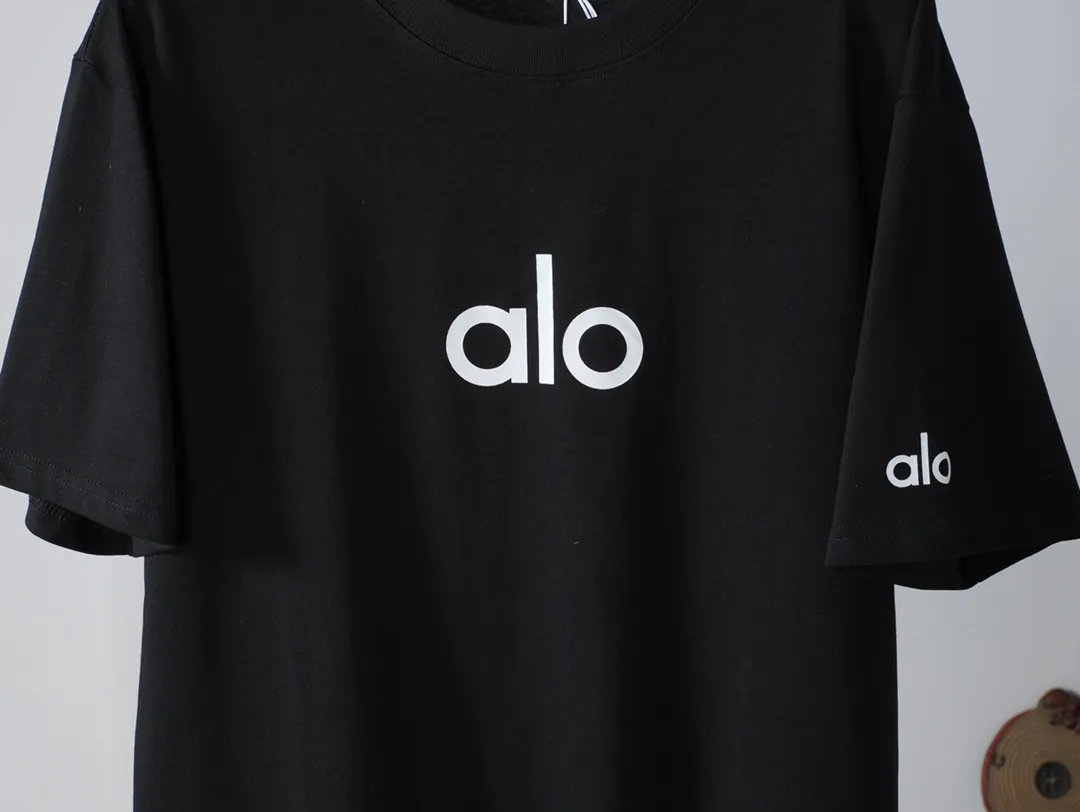 🅿️180 "alo1" Alo 2025ss letter printed logo simple short-sleeved T-shirt. Purchase the original version and develop it. Imported slurry. Can be washed casually without any deformation. Guaranteed not to fade or crack. Fine printing. Made of 280g combed cotton double yarn fabric. Fixed dyeing with 0 color difference. Same cylinder frame thread. 2 washes. Excellent hand feel. Customized original 6 hang tags and a full set of accessories. Invincible details. Distinguish junk version. Only high-end. -Color: white black -Size: xs ~ l