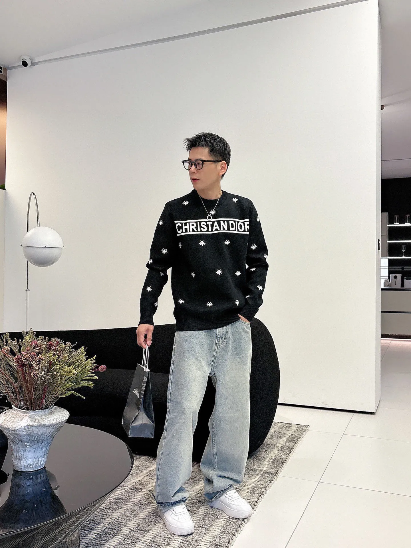 🅿️440 【DIOR】Autumn and winter classic lapel sweater, in full condition! ! ! Wool blended fabric, the latest model in 2025, golden ratio! ! Slim-fitting soft gold, versatile and practical item, the combination and practicality are extremely powerful, simple and elegant, and classy! To create your own style, it is highly recommended to buy it in two colors. The standard slim fit tailoring process is suitable for both young and old men. It is knitted from wool and will not cause any discomfort! While keeping warm, it is stylish, textured and wearable, and the classic logo with contrasting colors on the chest feels in place! ! Recommended for regular customers! ! Size M-3XL (maximum wear: 190 pounds)
