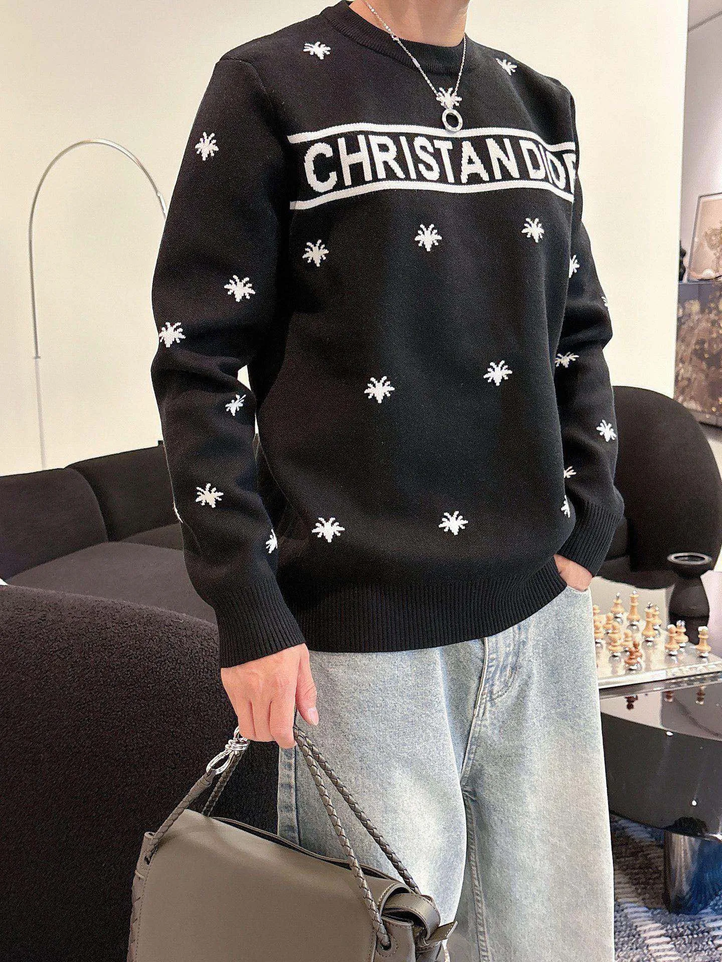 🅿️440 【DIOR】Autumn and winter classic lapel sweater, in full condition! ! ! Wool blended fabric, the latest model in 2025, golden ratio! ! Slim-fitting soft gold, versatile and practical item, the combination and practicality are extremely powerful, simple and elegant, and classy! To create your own style, it is highly recommended to buy it in two colors. The standard slim fit tailoring process is suitable for both young and old men. It is knitted from wool and will not cause any discomfort! While keeping warm, it is stylish, textured and wearable, and the classic logo with contrasting colors on the chest feels in place! ! Recommended for regular customers! ! Size M-3XL (maximum wear: 190 pounds)