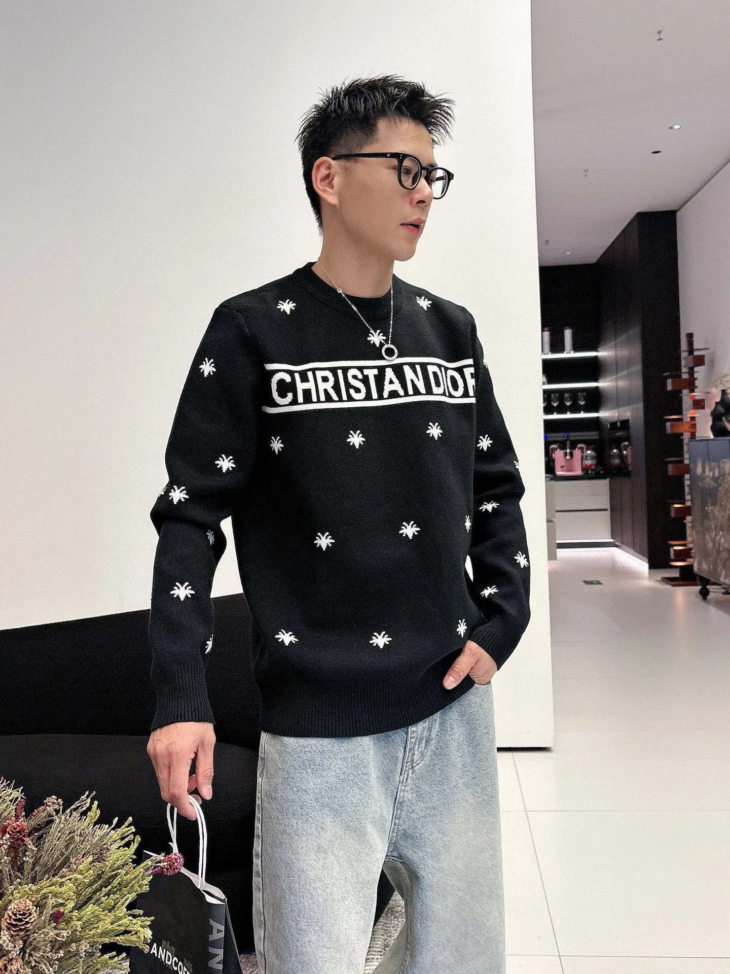 🅿️440 【DIOR】Autumn and winter classic lapel sweater, in full condition! ! ! Wool blended fabric, the latest model in 2025, golden ratio! ! Slim-fitting soft gold, versatile and practical item, the combination and practicality are extremely powerful, simple and elegant, and classy! To create your own style, it is highly recommended to buy it in two colors. The standard slim fit tailoring process is suitable for both young and old men. It is knitted from wool and will not cause any discomfort! While keeping warm, it is stylish, textured and wearable, and the classic logo with contrasting colors on the chest feels in place! ! Recommended for regular customers! ! Size M-3XL (maximum wear: 190 pounds)