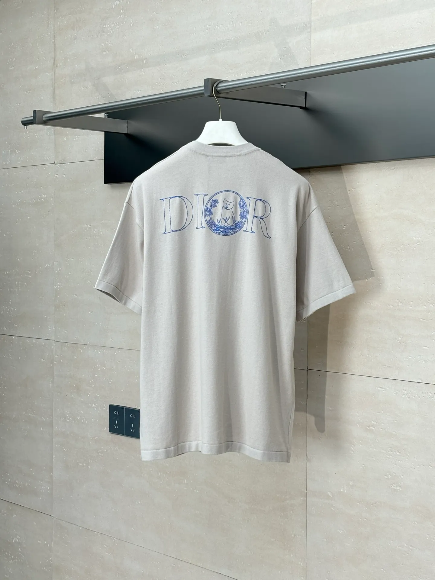 🅿️360 Dio*/Dior 25 new limited-edition short-sleeved T-shirt with cat embroidery logo. It is made of customized cotton plain fabric, breathable and comfortable. It is decorated with hollow brand letter embroidery on the chest, with co-branded cute kitten embroidery pattern, and custom-woven rib double-needle hemming technology. Size: S/M/L/XL