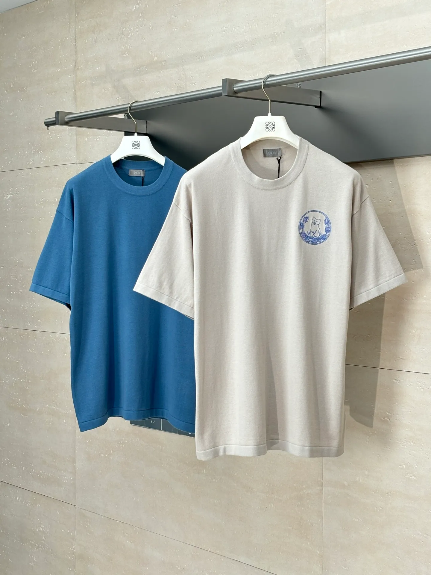 🅿️360 Dio*/Dior 25 new limited-edition short-sleeved T-shirt with cat embroidery logo. It is made of customized cotton plain fabric, breathable and comfortable. It is decorated with hollow brand letter embroidery on the chest, with co-branded cute kitten embroidery pattern, and custom-woven rib double-needle hemming technology. Size: S/M/L/XL