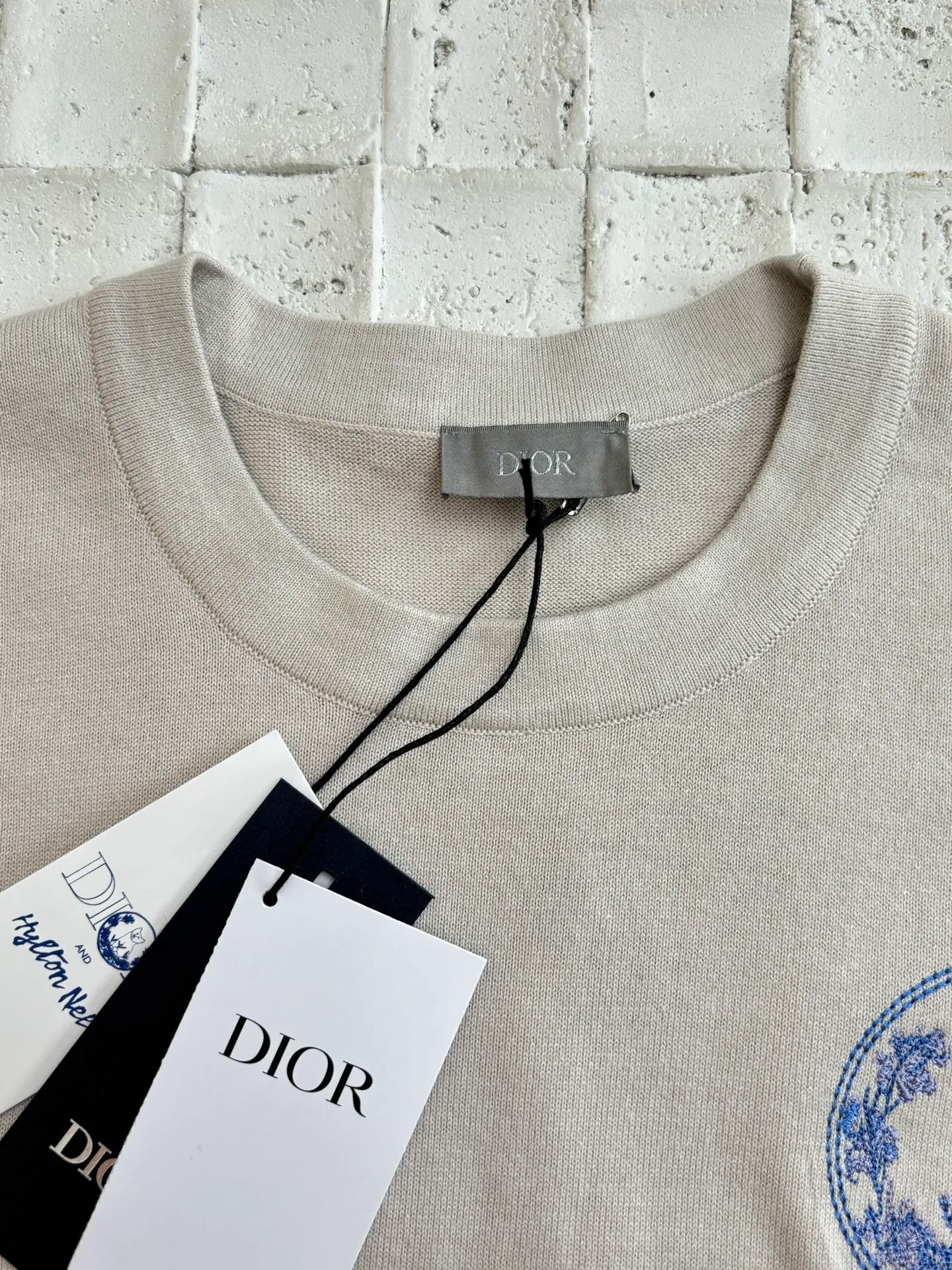 🅿️360 Dio*/Dior 25 new limited-edition short-sleeved T-shirt with cat embroidery logo. It is made of customized cotton plain fabric, breathable and comfortable. It is decorated with hollow brand letter embroidery on the chest, with co-branded cute kitten embroidery pattern, and custom-woven rib double-needle hemming technology. Size: S/M/L/XL