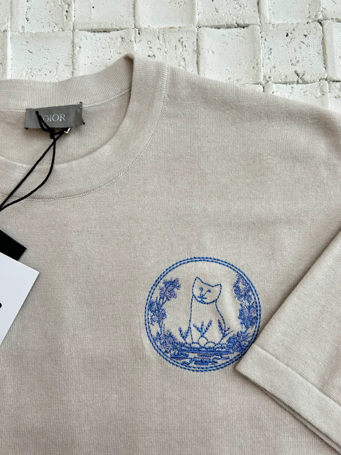 🅿️360 Dio*/Dior 25 new limited-edition short-sleeved T-shirt with cat embroidery logo. It is made of customized cotton plain fabric, breathable and comfortable. It is decorated with hollow brand letter embroidery on the chest, with co-branded cute kitten embroidery pattern, and custom-woven rib double-needle hemming technology. Size: S/M/L/XL