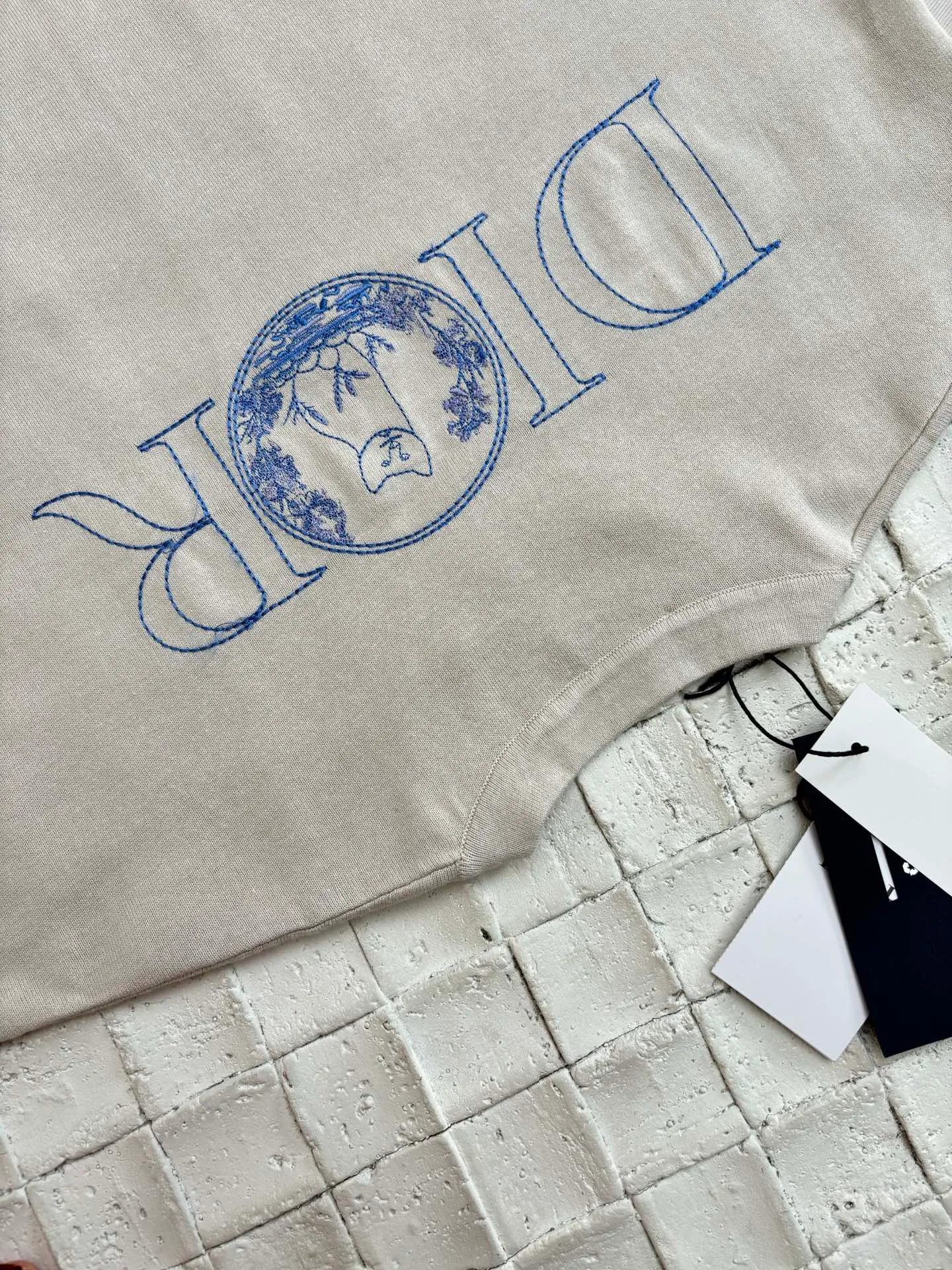🅿️360 Dio*/Dior 25 new limited-edition short-sleeved T-shirt with cat embroidery logo. It is made of customized cotton plain fabric, breathable and comfortable. It is decorated with hollow brand letter embroidery on the chest, with co-branded cute kitten embroidery pattern, and custom-woven rib double-needle hemming technology. Size: S/M/L/XL