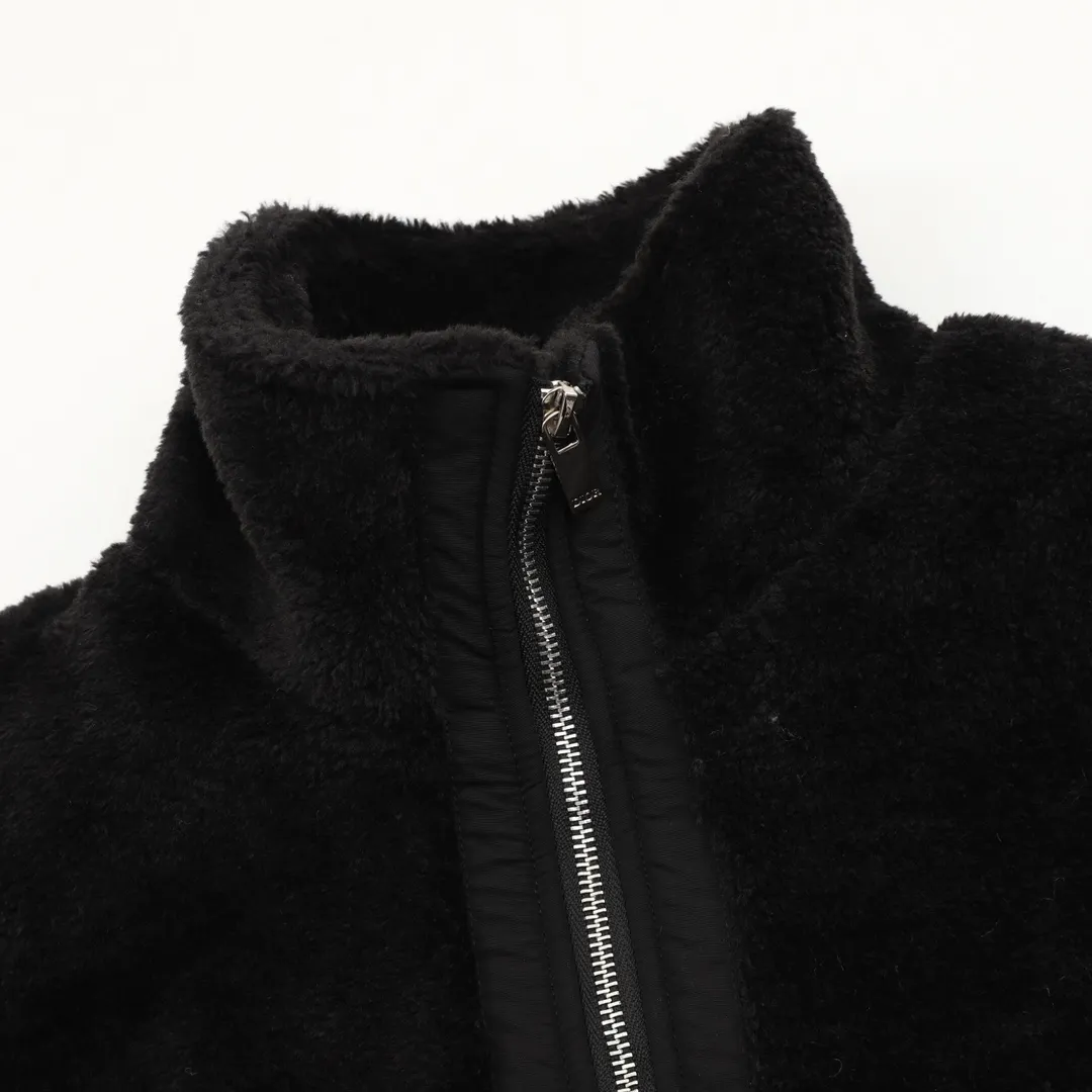 🅿️570 DIOR/Dior Teddy Velvet Logo Zipper Jacket The polyester filament is passed through a circular knitting machine, and the warp and weft are woven into each other into a double-sided knitted structure, with flat loops on the front and back. The polar fleece fabric is formed after a series of processes such as dyeing, raising, carding, shearing, and polarization. The suede texture is soft and the fiber characteristics make it almost non-absorbent. It can quickly drain sweat to the outer layer of the fabric and evaporate quickly, maintaining good breathability. The suede surface can lock the air and form a stagnant air layer around the body, effectively preventing heat loss and providing good warmth retention properties. Using quilted cannage pattern, the seamstress precisely adjusts the speed of the machine and stitch density, so that the stitches are smooth and even during the operation. After completion, regular diagonal quilting lines will be formed, which will inadvertently enhance the overall texture when putting it on and taking it off. Tightly fasten the fabric and cushioning material to the frame of the embroidery machine. The embroidery machine uses sparse stitches along the pattern of the cushion layer to outline the filling area of ​​the pattern. Then it runs the pattern of the overlay layer, using dense stitches to perfectly cover the foam cushion layer. After finishing, the edges of the patch will have no burrs and the pattern will be clear. Size：XS-L