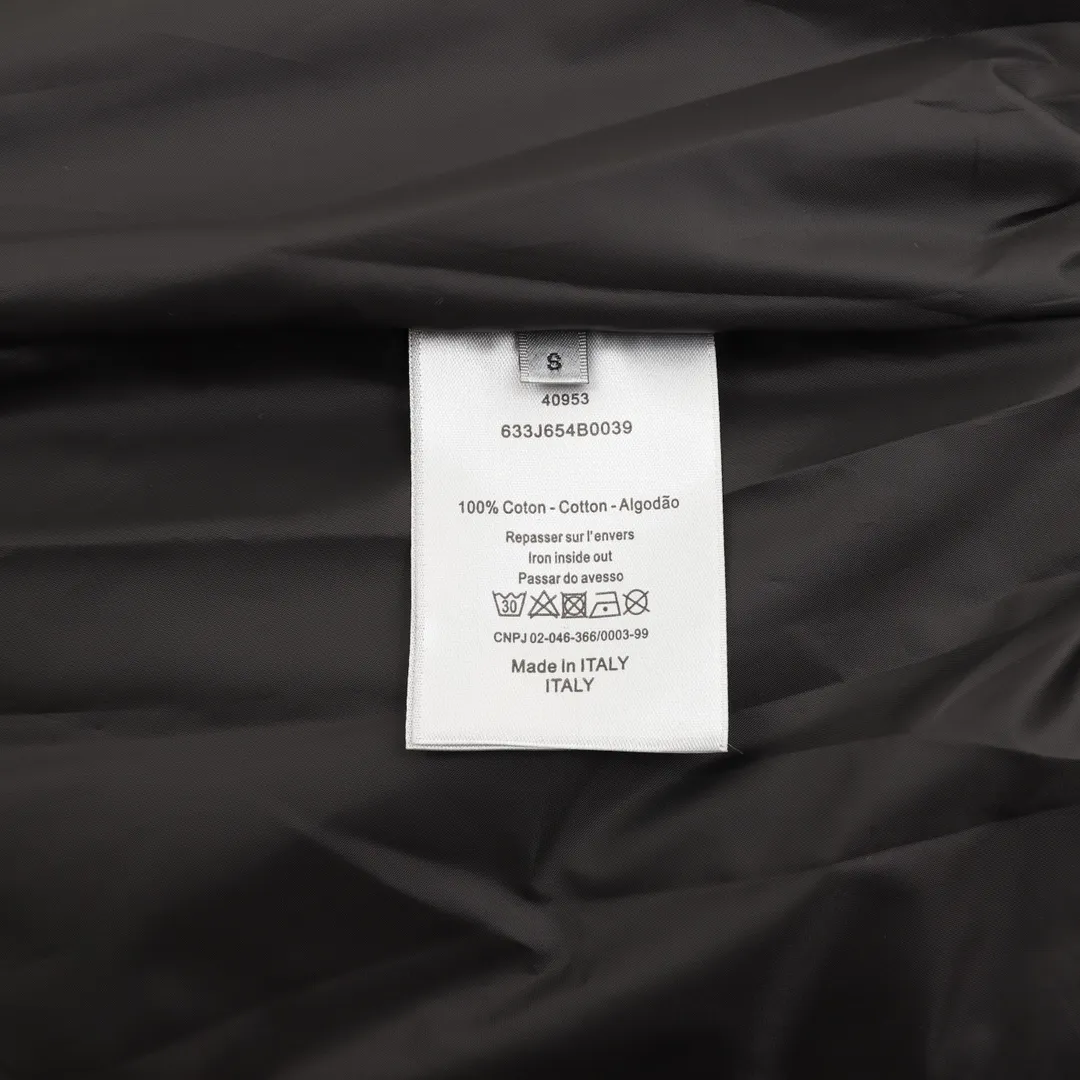 🅿️570 DIOR/Dior Teddy Velvet Logo Zipper Jacket The polyester filament is passed through a circular knitting machine, and the warp and weft are woven into each other into a double-sided knitted structure, with flat loops on the front and back. The polar fleece fabric is formed after a series of processes such as dyeing, raising, carding, shearing, and polarization. The suede texture is soft and the fiber characteristics make it almost non-absorbent. It can quickly drain sweat to the outer layer of the fabric and evaporate quickly, maintaining good breathability. The suede surface can lock the air and form a stagnant air layer around the body, effectively preventing heat loss and providing good warmth retention properties. Using quilted cannage pattern, the seamstress precisely adjusts the speed of the machine and stitch density, so that the stitches are smooth and even during the operation. After completion, regular diagonal quilting lines will be formed, which will inadvertently enhance the overall texture when putting it on and taking it off. Tightly fasten the fabric and cushioning material to the frame of the embroidery machine. The embroidery machine uses sparse stitches along the pattern of the cushion layer to outline the filling area of ​​the pattern. Then it runs the pattern of the overlay layer, using dense stitches to perfectly cover the foam cushion layer. After finishing, the edges of the patch will have no burrs and the pattern will be clear. Size：XS-L