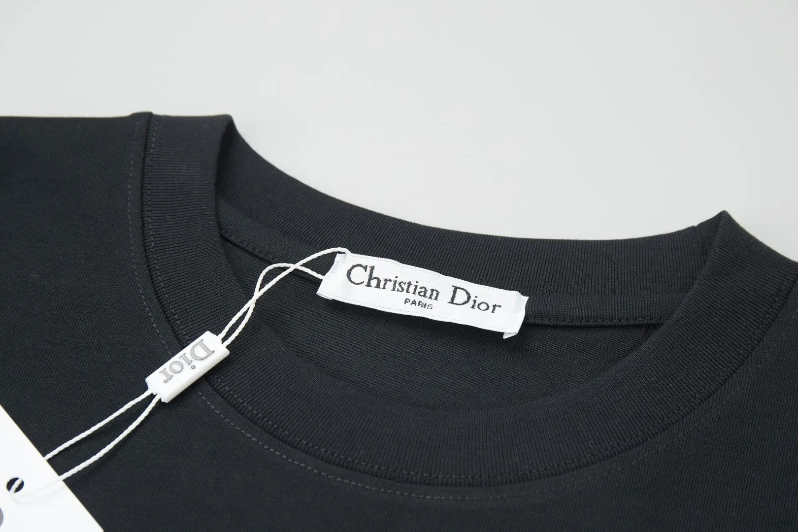🅿️220 ✨DIO✨🆕25SS spring and summer new style Classic logo co-branded short-sleeved light luxury essential item for daily commuting for men and women Correct version Welcome to compare Detailed features · 260g 100% pure cotton double yarn jersey fabric · Custom dyed in the same cylinder, special thickened 32 double-strand 1X1 threads · Double-needle stitching cross-stitching process · Original main mark, washed tag, brand moisture-proof paper packaging Color: wine purple/black/military green/white/cyan/pink/ Size: S/M/L/XL