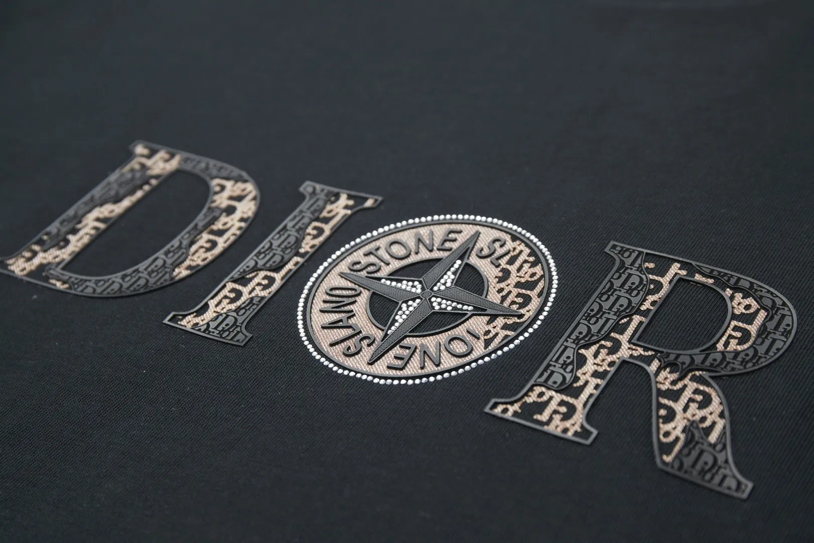 🅿️220 ✨DIO✨🆕25SS spring and summer new style Classic logo co-branded short-sleeved light luxury essential item for daily commuting for men and women Correct version Welcome to compare Detailed features · 260g 100% pure cotton double yarn jersey fabric · Custom dyed in the same cylinder, special thickened 32 double-strand 1X1 threads · Double-needle stitching cross-stitching process · Original main mark, washed tag, brand moisture-proof paper packaging Color: wine purple/black/military green/white/cyan/pink/ Size: S/M/L/XL
