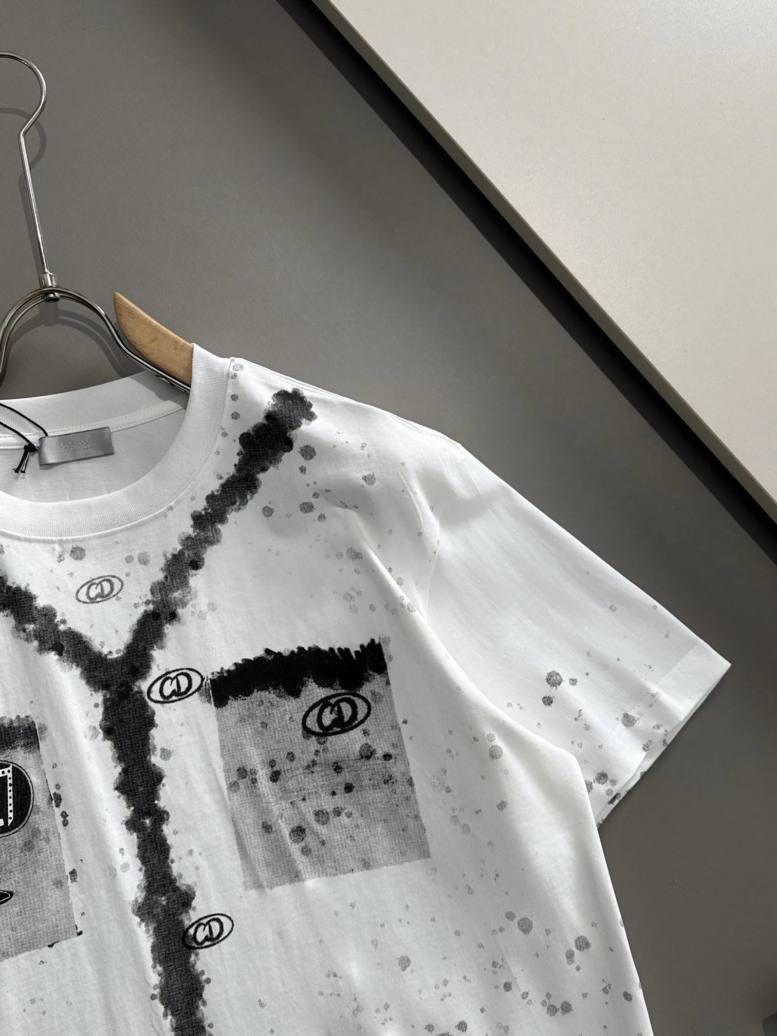 🅿️170 (arrives the next day) Dior 2025 new style inkjet + hand-painted letter logo, same style for men and women, short-sleeved T-shirt ·Customized 260g 100% double yarn pure cotton fabric ·Design dyed 32 double-strand threads ·Complete collar label, main mark and three labels Color: white Size: XS S M L