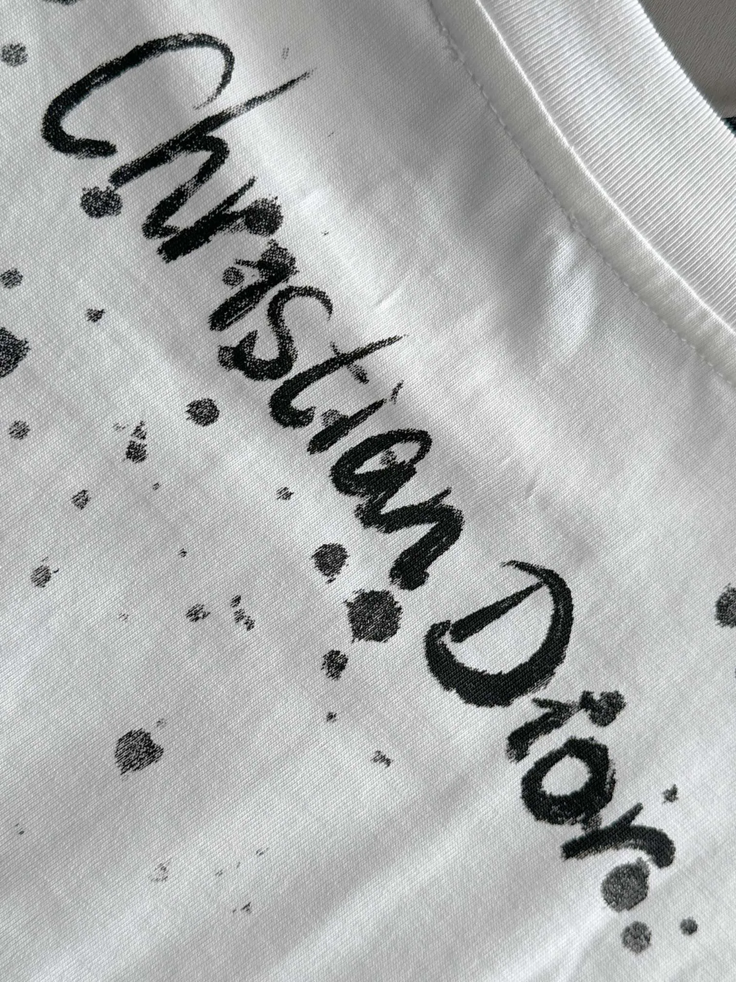 🅿️170 (arrives the next day) Dior 2025 new style inkjet + hand-painted letter logo, same style for men and women, short-sleeved T-shirt ·Customized 260g 100% double yarn pure cotton fabric ·Design dyed 32 double-strand threads ·Complete collar label, main mark and three labels Color: white Size: XS S M L