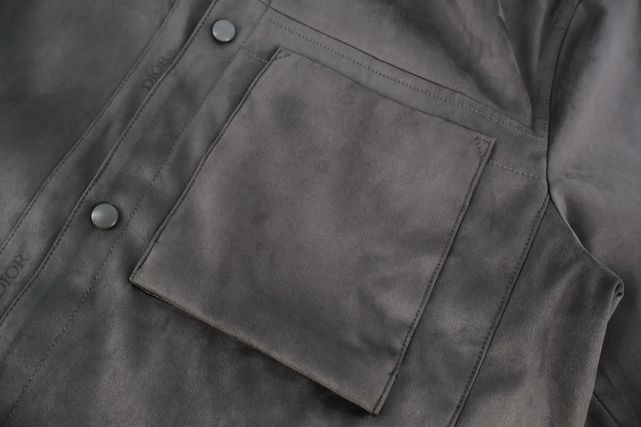 🅿️800 CD webbing suede jacket (grey) originally purchased for 36,000. The fabric is made of Italian suede material, with 50 grams of knitted composite, customized 101 matte gray leather, and is carefully made of cow leather. It is unique. The interior is made of full-print jacquard satin lining, which makes the whole dress more dimensional. The front pockets are decorated with classic embossed logo letters, and the placket is decorated with grosgrain webbing with woven letters. Customized 0.3×6cm leather strap with 14mm matte black snap buckle, custom 10mm mushroom snap buckle. Embossed lining, customized accessories. A full set of custom-made three-label accessories, fashionable and classic, can add the finishing touch to various daily looks. The three-dimensional tailoring is finely crafted and the upper body is stylish and feels good. Size:48-50-52