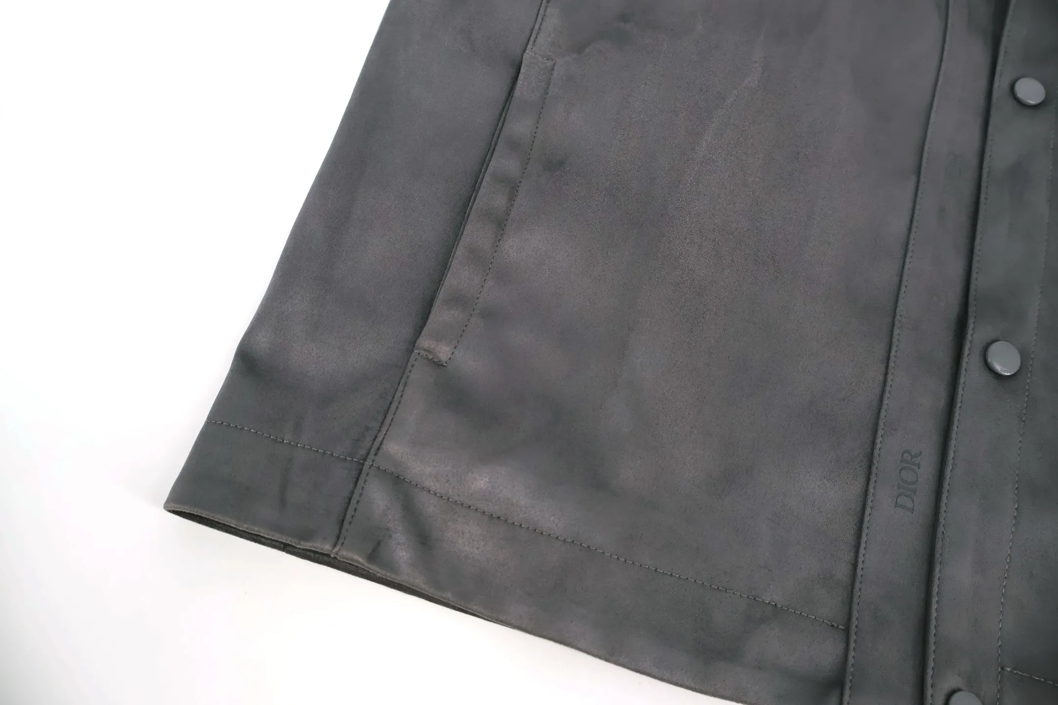 🅿️800 CD webbing suede jacket (grey) originally purchased for 36,000. The fabric is made of Italian suede material, with 50 grams of knitted composite, customized 101 matte gray leather, and is carefully made of cow leather. It is unique. The interior is made of full-print jacquard satin lining, which makes the whole dress more dimensional. The front pockets are decorated with classic embossed logo letters, and the placket is decorated with grosgrain webbing with woven letters. Customized 0.3×6cm leather strap with 14mm matte black snap buckle, custom 10mm mushroom snap buckle. Embossed lining, customized accessories. A full set of custom-made three-label accessories, fashionable and classic, can add the finishing touch to various daily looks. The three-dimensional tailoring is finely crafted and the upper body is stylish and feels good. Size:48-50-52