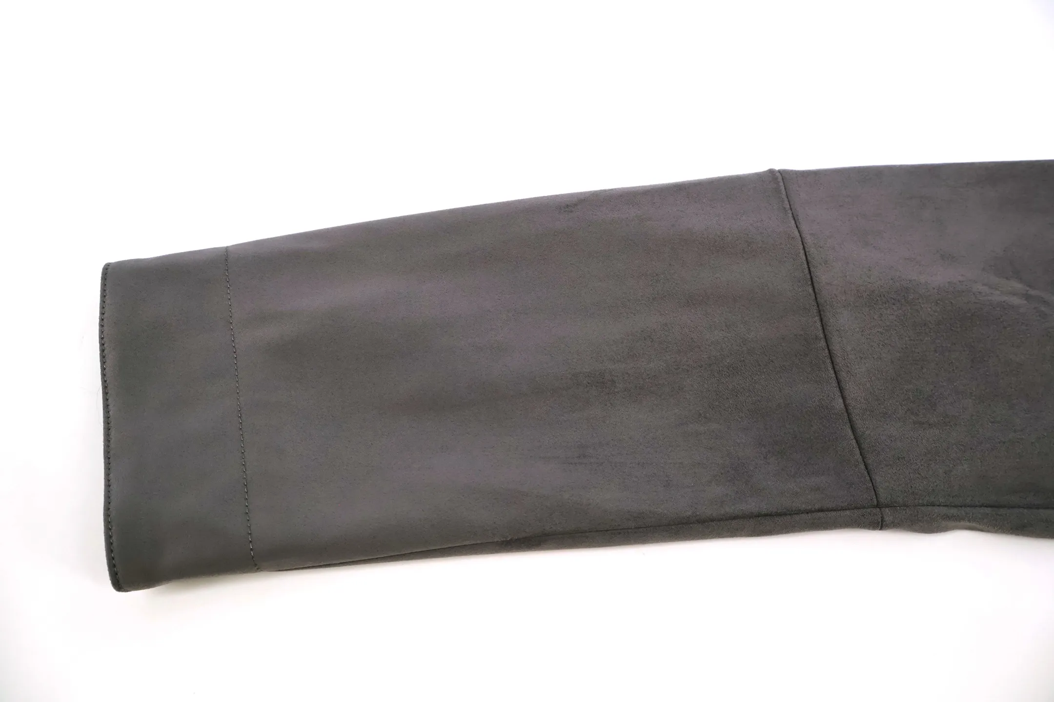 🅿️800 CD webbing suede jacket (grey) originally purchased for 36,000. The fabric is made of Italian suede material, with 50 grams of knitted composite, customized 101 matte gray leather, and is carefully made of cow leather. It is unique. The interior is made of full-print jacquard satin lining, which makes the whole dress more dimensional. The front pockets are decorated with classic embossed logo letters, and the placket is decorated with grosgrain webbing with woven letters. Customized 0.3×6cm leather strap with 14mm matte black snap buckle, custom 10mm mushroom snap buckle. Embossed lining, customized accessories. A full set of custom-made three-label accessories, fashionable and classic, can add the finishing touch to various daily looks. The three-dimensional tailoring is finely crafted and the upper body is stylish and feels good. Size:48-50-52