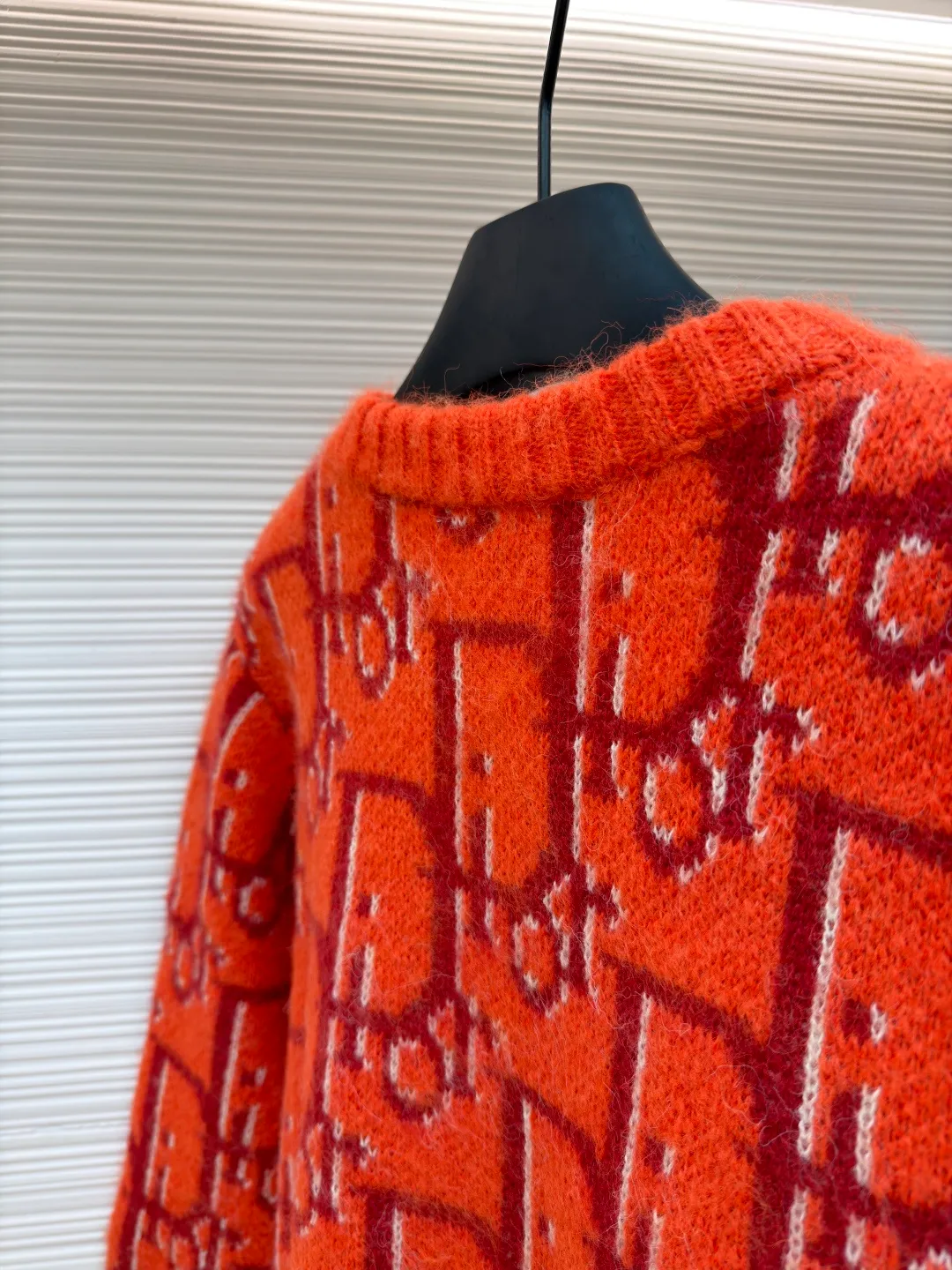 Dior mohair knitted cardigan ●Original version: 21000 purchased and developed ●Item number: 1681335-B60 ●Fabric: mohair fabric ●Technology: knitted ●Color: orange ●Version: fitted version ●Weight: about 725 grams ●Size: S-M-L-XL ●Description: This cardigan is made of mohair blended fabric, which is soft to the touch and has a fluffy texture. The brand's classic letter jacquard is displayed all over the body, which is realized through two-color knitting technology. The pattern texture is clear and three-dimensional, and the colors are distinct. The round neck design is processed by ribbing edge processing, and the neckline is stiff and not easy to deform; the placket is equipped with retro metal buttons, the color is old and echoes the overall style. The ribs on the cuffs and hem are made of high-elastic knitting technology to ensure good fit and resilience. The overall cut is a loose fit, and the splicing of the body uses seamless weaving technology to avoid exposed threads and improve wearing comfort. From jacquard craftsmanship to detail processing, every step reflects the exquisite control of luxury knitwear. It is a fusion of the brand's classic elements and high-end knitting craftsmanship. The overall wiring is straight and delicate, the fabric is comfortable and soft, and the color is consistent without color difference. It can be matched with the same style to create a fashionable look and control various occasions. Customized accessories, complete with three standards, same style for men and women!