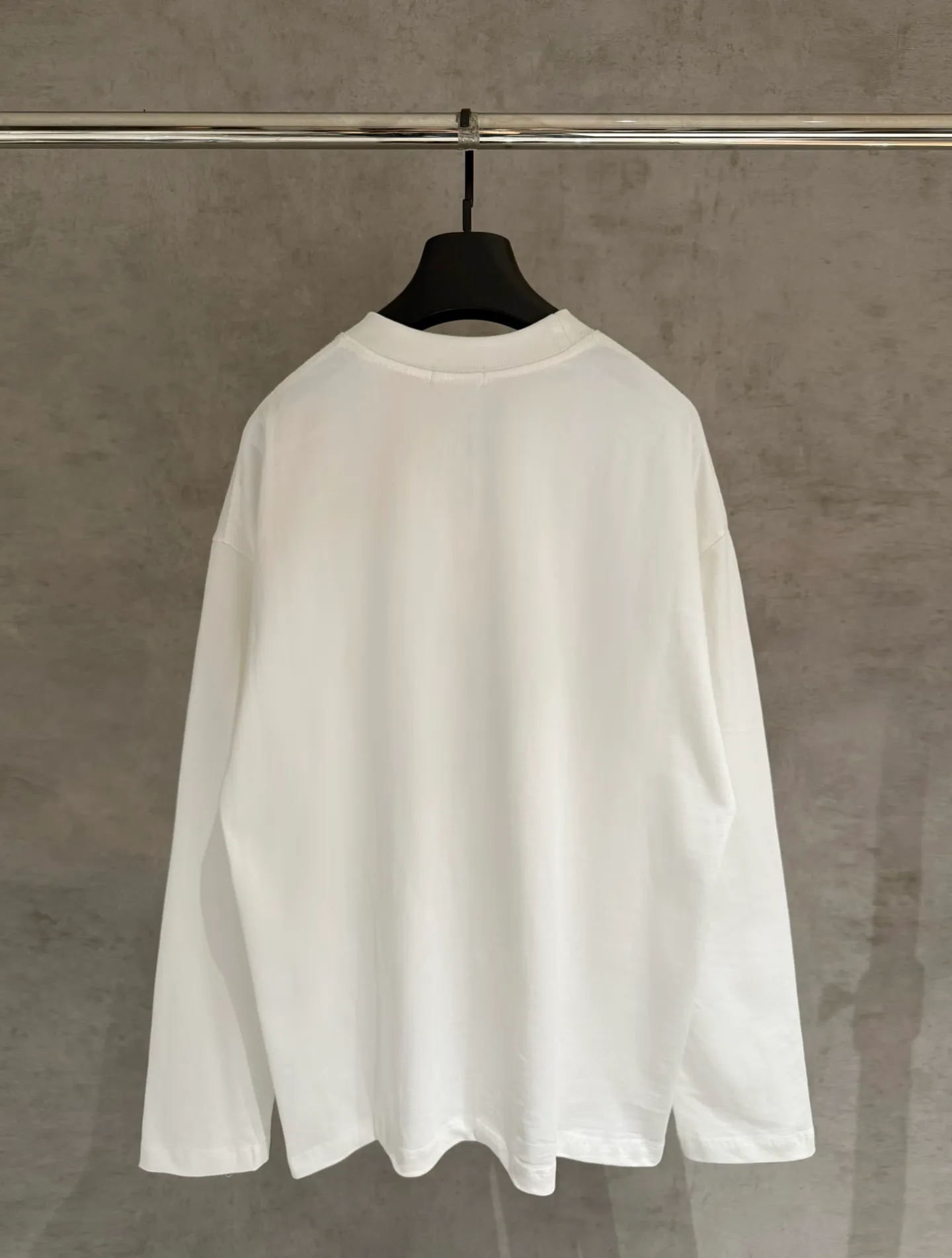 🅿️310 [Strict quality control] Dior's new long-sleeved sweatshirt T-shirt. Heavy 420g double yarn fabric. Beaded on the front. Wash the whole garment twice. Frayed and torn on all four sides. Heavy fabric. The neckline is made of icy Salona. Loose fit. Deep, wide and stylish. No deformation or shrinkage. Color: 2 colors black and white. Size: M-2xl.