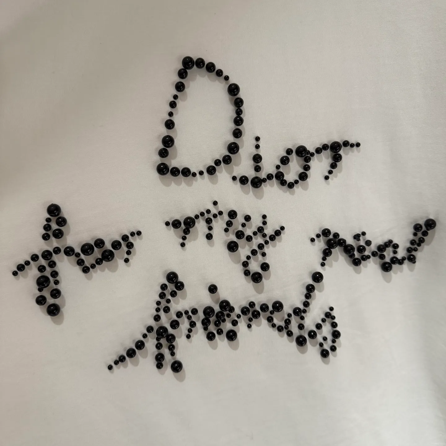🅿️310 [Strict quality control] Dior's new long-sleeved sweatshirt T-shirt. Heavy 420g double yarn fabric. Beaded on the front. Wash the whole garment twice. Frayed and torn on all four sides. Heavy fabric. The neckline is made of icy Salona. Loose fit. Deep, wide and stylish. No deformation or shrinkage. Color: 2 colors black and white. Size: M-2xl.