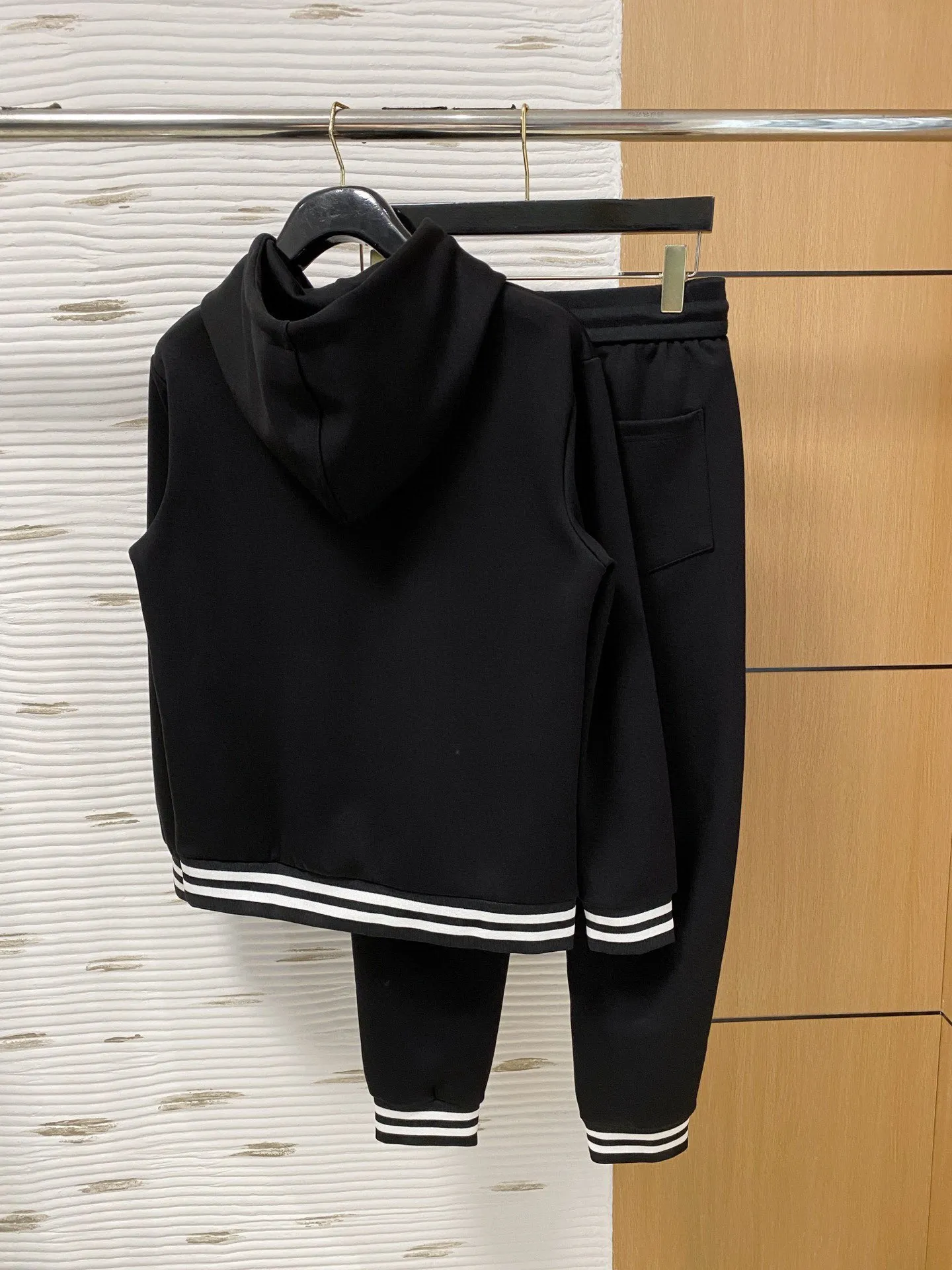 🅿️720 [DIOR Dior] Hot-selling suit is coming. Focus on the original version of the official website. 2025 new hot-selling cardigan and sweatshirt suit. The original order is the best 🇭🇰. It is the meticulous work of top designers for a fitting and perfect upper body effect. All-natural high-quality Tencel Roman cotton 100%, close-fitting comfort, noble and elegant! Original hardware embodies elegance and nobility! Counter size: M-3XL (maximum wear up to 190 pounds)