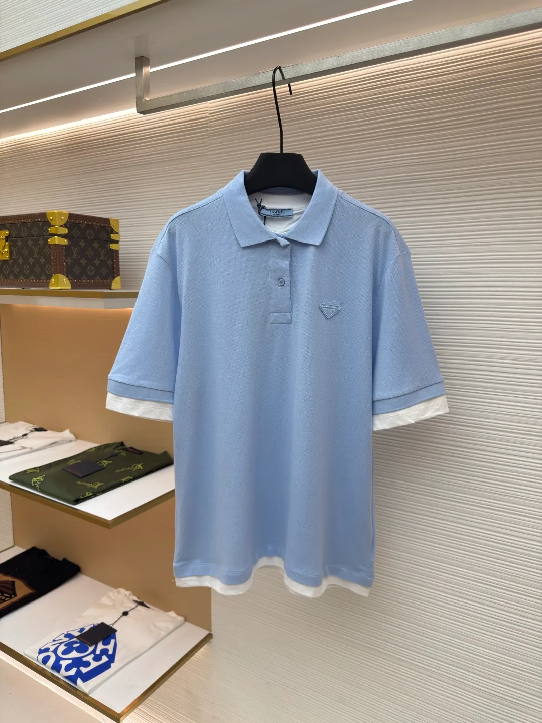 Prada jersey fake two-piece short-sleeved POLO shirt ●Authentic product: purchased and developed by 6658 ●Item number: 1680593-A55 ●Fabric: Cotton pique fabric ●Technology: Jersey knitting ●Version: Fitted version ●Weight: about 593 grams ●Size: S-M-L-XL ●Description: Custom dyed 40-count double-ply cotton pique fabric 50-count double-ply plain fabric Customized flat machine rib Fabric fermentation washing, customized 1:1 chest woven label, buttons, trademark, loose version, customized hardware, threads, accessories, plate alignment, same style for men and women. The overall wiring is straight and delicate, the fabric is comfortable and soft, and the color is consistent without color difference. It can be matched with the same style to create a fashionable look and control various occasions. Customized accessories, complete with three standards, same style for men and women!