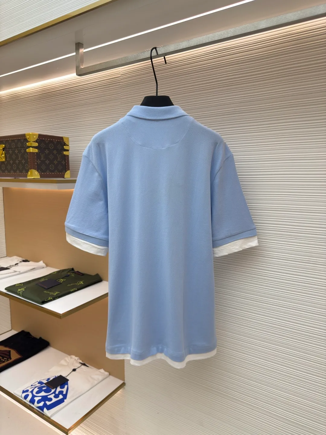 Prada jersey fake two-piece short-sleeved POLO shirt ●Authentic product: purchased and developed by 6658 ●Item number: 1680593-A55 ●Fabric: Cotton pique fabric ●Technology: Jersey knitting ●Version: Fitted version ●Weight: about 593 grams ●Size: S-M-L-XL ●Description: Custom dyed 40-count double-ply cotton pique fabric 50-count double-ply plain fabric Customized flat machine rib Fabric fermentation washing, customized 1:1 chest woven label, buttons, trademark, loose version, customized hardware, threads, accessories, plate alignment, same style for men and women. The overall wiring is straight and delicate, the fabric is comfortable and soft, and the color is consistent without color difference. It can be matched with the same style to create a fashionable look and control various occasions. Customized accessories, complete with three standards, same style for men and women!