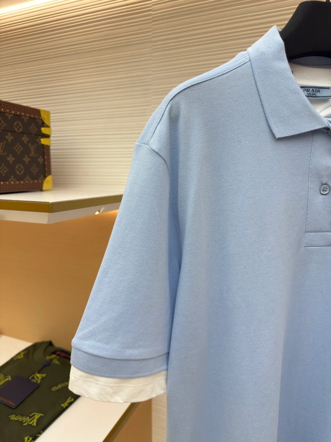Prada jersey fake two-piece short-sleeved POLO shirt ●Authentic product: purchased and developed by 6658 ●Item number: 1680593-A55 ●Fabric: Cotton pique fabric ●Technology: Jersey knitting ●Version: Fitted version ●Weight: about 593 grams ●Size: S-M-L-XL ●Description: Custom dyed 40-count double-ply cotton pique fabric 50-count double-ply plain fabric Customized flat machine rib Fabric fermentation washing, customized 1:1 chest woven label, buttons, trademark, loose version, customized hardware, threads, accessories, plate alignment, same style for men and women. The overall wiring is straight and delicate, the fabric is comfortable and soft, and the color is consistent without color difference. It can be matched with the same style to create a fashionable look and control various occasions. Customized accessories, complete with three standards, same style for men and women!