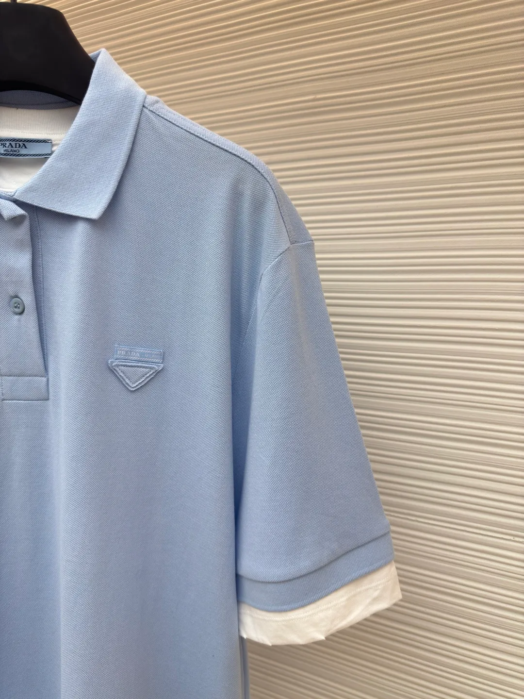 Prada jersey fake two-piece short-sleeved POLO shirt ●Authentic product: purchased and developed by 6658 ●Item number: 1680593-A55 ●Fabric: Cotton pique fabric ●Technology: Jersey knitting ●Version: Fitted version ●Weight: about 593 grams ●Size: S-M-L-XL ●Description: Custom dyed 40-count double-ply cotton pique fabric 50-count double-ply plain fabric Customized flat machine rib Fabric fermentation washing, customized 1:1 chest woven label, buttons, trademark, loose version, customized hardware, threads, accessories, plate alignment, same style for men and women. The overall wiring is straight and delicate, the fabric is comfortable and soft, and the color is consistent without color difference. It can be matched with the same style to create a fashionable look and control various occasions. Customized accessories, complete with three standards, same style for men and women!
