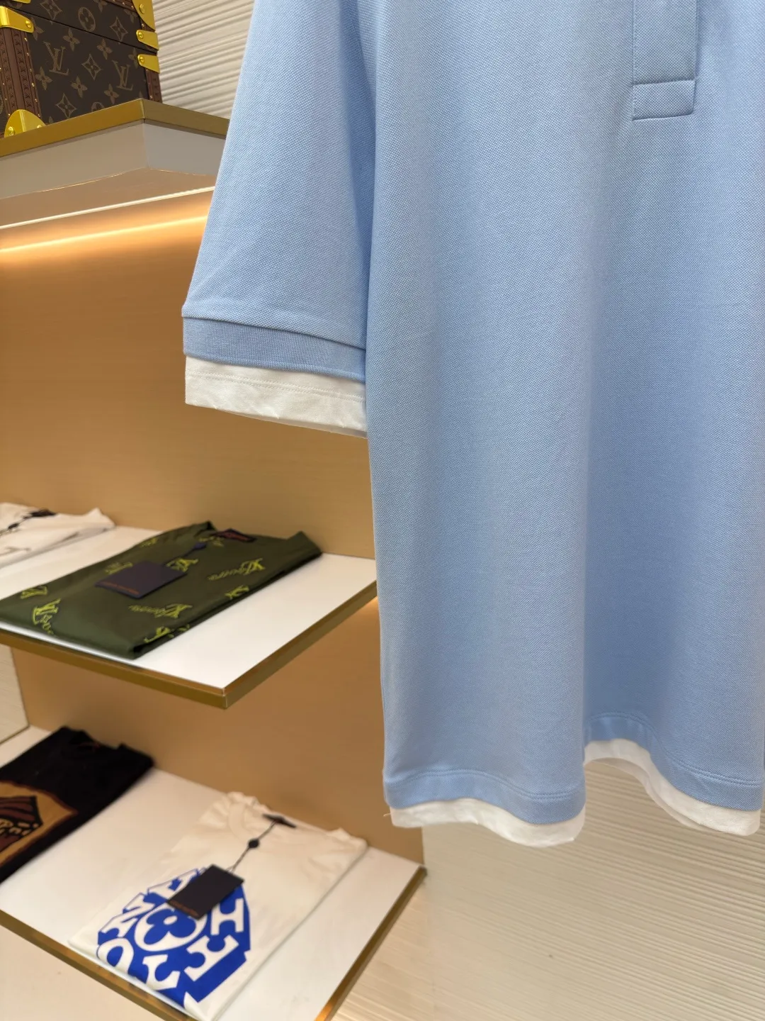 Prada jersey fake two-piece short-sleeved POLO shirt ●Authentic product: purchased and developed by 6658 ●Item number: 1680593-A55 ●Fabric: Cotton pique fabric ●Technology: Jersey knitting ●Version: Fitted version ●Weight: about 593 grams ●Size: S-M-L-XL ●Description: Custom dyed 40-count double-ply cotton pique fabric 50-count double-ply plain fabric Customized flat machine rib Fabric fermentation washing, customized 1:1 chest woven label, buttons, trademark, loose version, customized hardware, threads, accessories, plate alignment, same style for men and women. The overall wiring is straight and delicate, the fabric is comfortable and soft, and the color is consistent without color difference. It can be matched with the same style to create a fashionable look and control various occasions. Customized accessories, complete with three standards, same style for men and women!