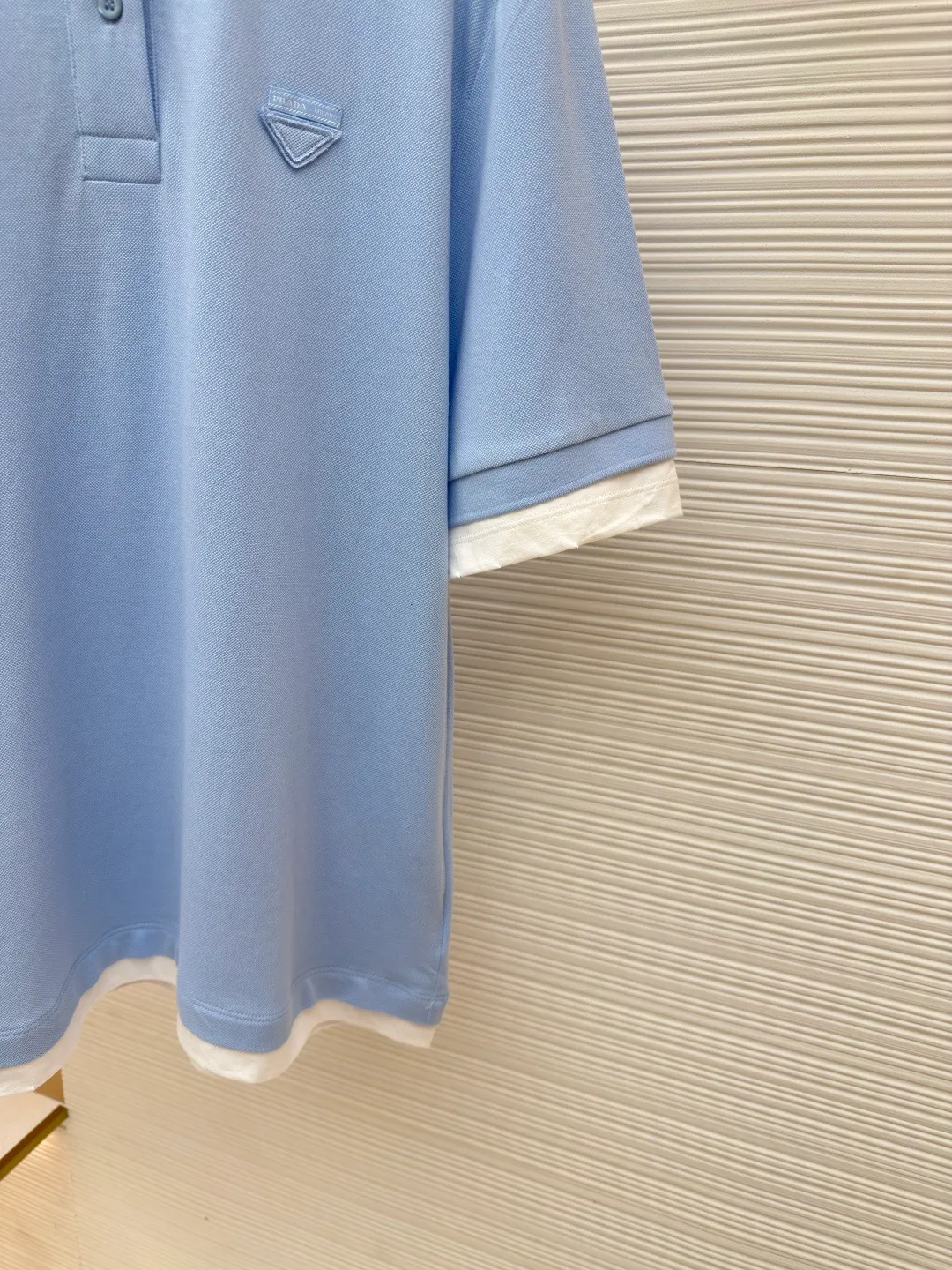 Prada jersey fake two-piece short-sleeved POLO shirt ●Authentic product: purchased and developed by 6658 ●Item number: 1680593-A55 ●Fabric: Cotton pique fabric ●Technology: Jersey knitting ●Version: Fitted version ●Weight: about 593 grams ●Size: S-M-L-XL ●Description: Custom dyed 40-count double-ply cotton pique fabric 50-count double-ply plain fabric Customized flat machine rib Fabric fermentation washing, customized 1:1 chest woven label, buttons, trademark, loose version, customized hardware, threads, accessories, plate alignment, same style for men and women. The overall wiring is straight and delicate, the fabric is comfortable and soft, and the color is consistent without color difference. It can be matched with the same style to create a fashionable look and control various occasions. Customized accessories, complete with three standards, same style for men and women!