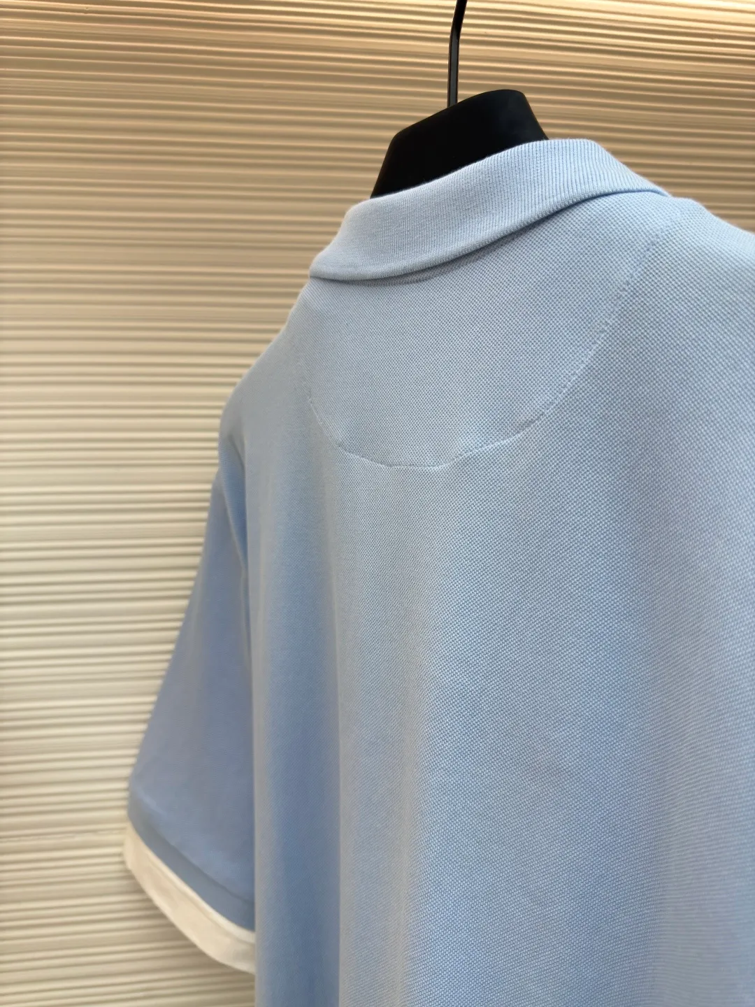 Prada jersey fake two-piece short-sleeved POLO shirt ●Authentic product: purchased and developed by 6658 ●Item number: 1680593-A55 ●Fabric: Cotton pique fabric ●Technology: Jersey knitting ●Version: Fitted version ●Weight: about 593 grams ●Size: S-M-L-XL ●Description: Custom dyed 40-count double-ply cotton pique fabric 50-count double-ply plain fabric Customized flat machine rib Fabric fermentation washing, customized 1:1 chest woven label, buttons, trademark, loose version, customized hardware, threads, accessories, plate alignment, same style for men and women. The overall wiring is straight and delicate, the fabric is comfortable and soft, and the color is consistent without color difference. It can be matched with the same style to create a fashionable look and control various occasions. Customized accessories, complete with three standards, same style for men and women!