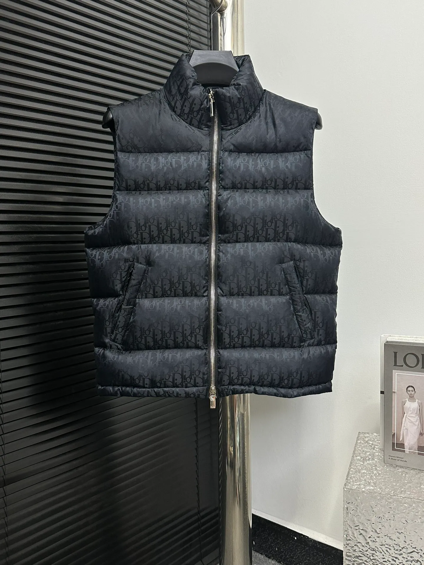 🅿️670 dior Dior 20fw full printed dark pattern rhombus vest Purchased from zp operation at Hong Kong counter, this is a down jacket with ultra-complex craftsmanship. The custom-made fabric cycle is as long as 50 days. It is absolutely windproof and waterproof and can be watertight. It can be called a safe haven in winter. On the basis of the original fabric, laser jacquard makes the whole piece of clothing uneven, with a stronger three-dimensional effect, a more obvious 3D effect, and the whole garment. The hardware is customized one-to-one from the original factory, tungsten material, leather label design, hot-melt technology, one-time molding, 90 white duck down, 700 fill power, no velvet, stand-up collar design, elastic cuff design, windproof and warm, the whole piece is windproof, water-proof, cold-proof, fashionable and practical, the same style is used by major Internet celebrities and celebrities, and it is an artifact to keep out the cold in winter. Color: Navy Size: 44 46 48 52 54