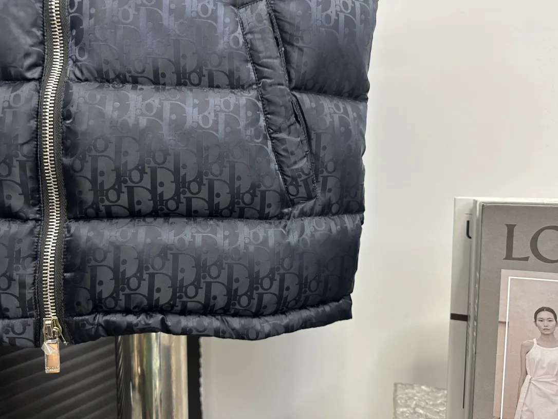 🅿️670 dior Dior 20fw full printed dark pattern rhombus vest Purchased from zp operation at Hong Kong counter, this is a down jacket with ultra-complex craftsmanship. The custom-made fabric cycle is as long as 50 days. It is absolutely windproof and waterproof and can be watertight. It can be called a safe haven in winter. On the basis of the original fabric, laser jacquard makes the whole piece of clothing uneven, with a stronger three-dimensional effect, a more obvious 3D effect, and the whole garment. The hardware is customized one-to-one from the original factory, tungsten material, leather label design, hot-melt technology, one-time molding, 90 white duck down, 700 fill power, no velvet, stand-up collar design, elastic cuff design, windproof and warm, the whole piece is windproof, water-proof, cold-proof, fashionable and practical, the same style is used by major Internet celebrities and celebrities, and it is an artifact to keep out the cold in winter. Color: Navy Size: 44 46 48 52 54