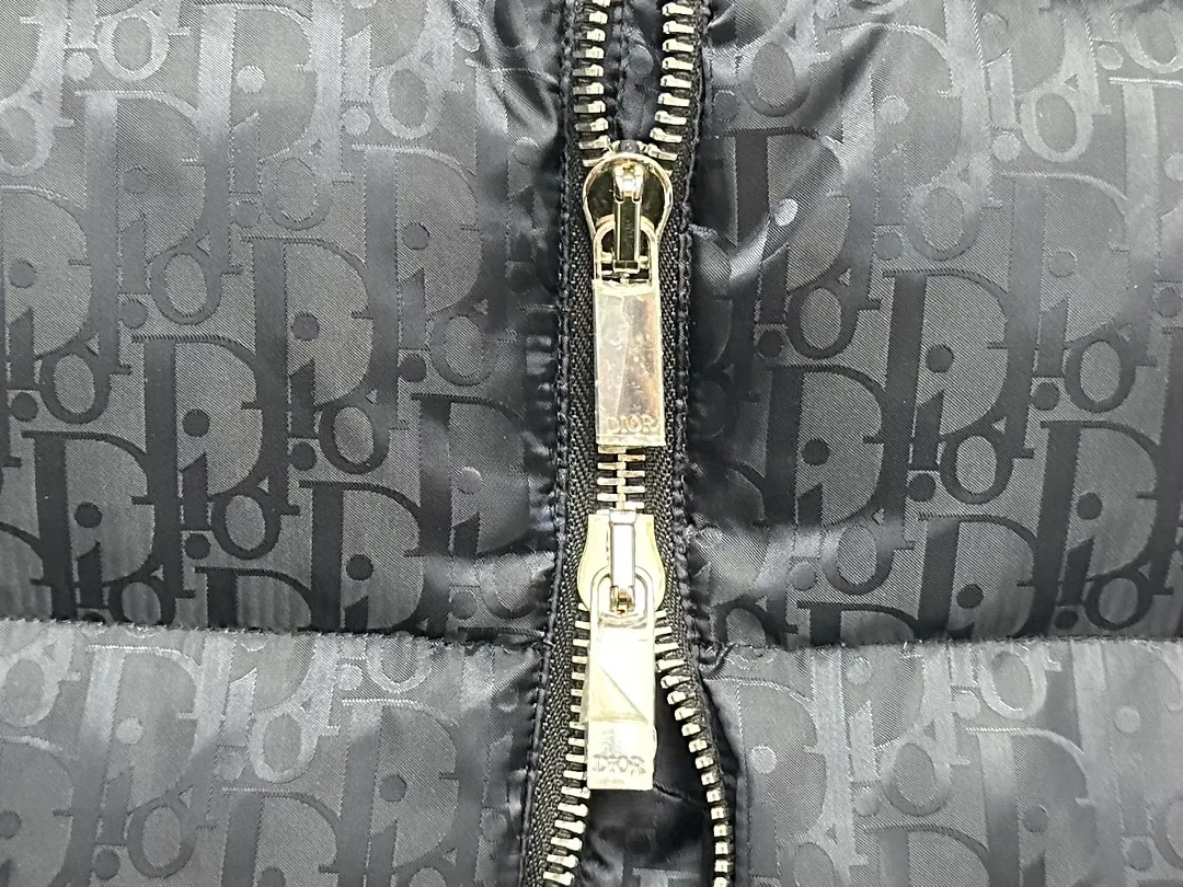 🅿️670 dior Dior 20fw full printed dark pattern rhombus vest Purchased from zp operation at Hong Kong counter, this is a down jacket with ultra-complex craftsmanship. The custom-made fabric cycle is as long as 50 days. It is absolutely windproof and waterproof and can be watertight. It can be called a safe haven in winter. On the basis of the original fabric, laser jacquard makes the whole piece of clothing uneven, with a stronger three-dimensional effect, a more obvious 3D effect, and the whole garment. The hardware is customized one-to-one from the original factory, tungsten material, leather label design, hot-melt technology, one-time molding, 90 white duck down, 700 fill power, no velvet, stand-up collar design, elastic cuff design, windproof and warm, the whole piece is windproof, water-proof, cold-proof, fashionable and practical, the same style is used by major Internet celebrities and celebrities, and it is an artifact to keep out the cold in winter. Color: Navy Size: 44 46 48 52 54