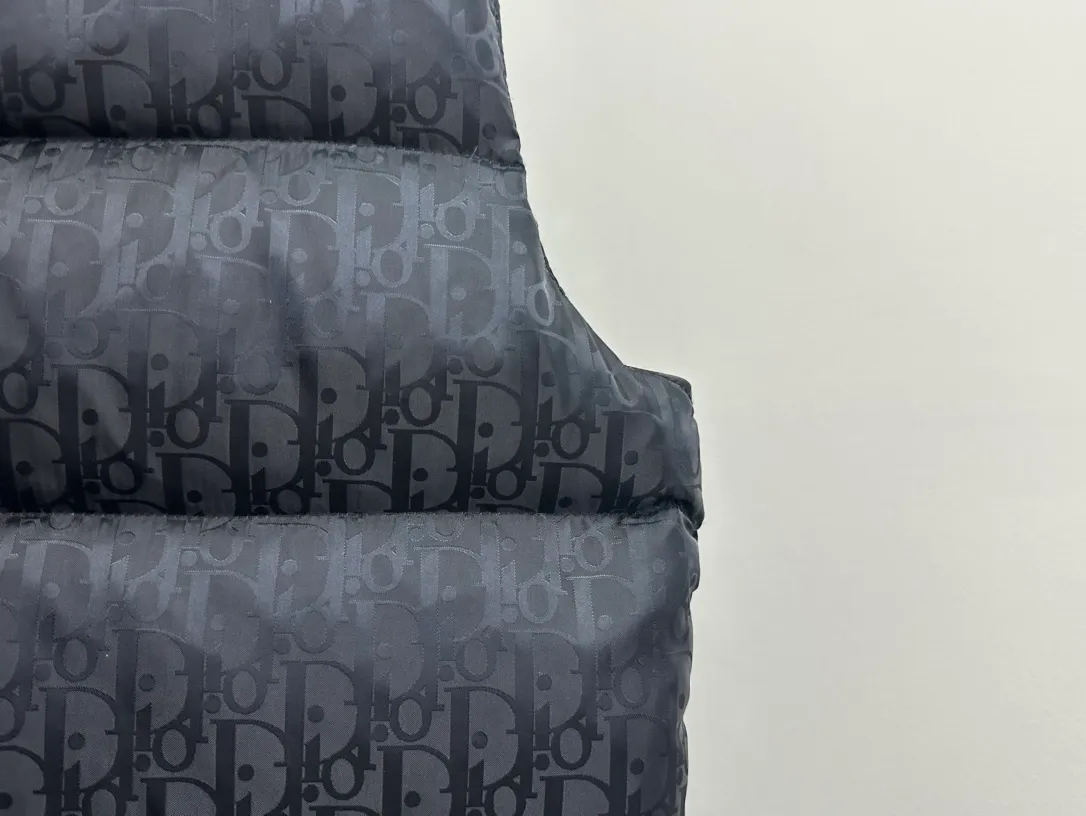 🅿️670 dior Dior 20fw full printed dark pattern rhombus vest Purchased from zp operation at Hong Kong counter, this is a down jacket with ultra-complex craftsmanship. The custom-made fabric cycle is as long as 50 days. It is absolutely windproof and waterproof and can be watertight. It can be called a safe haven in winter. On the basis of the original fabric, laser jacquard makes the whole piece of clothing uneven, with a stronger three-dimensional effect, a more obvious 3D effect, and the whole garment. The hardware is customized one-to-one from the original factory, tungsten material, leather label design, hot-melt technology, one-time molding, 90 white duck down, 700 fill power, no velvet, stand-up collar design, elastic cuff design, windproof and warm, the whole piece is windproof, water-proof, cold-proof, fashionable and practical, the same style is used by major Internet celebrities and celebrities, and it is an artifact to keep out the cold in winter. Color: Navy Size: 44 46 48 52 54