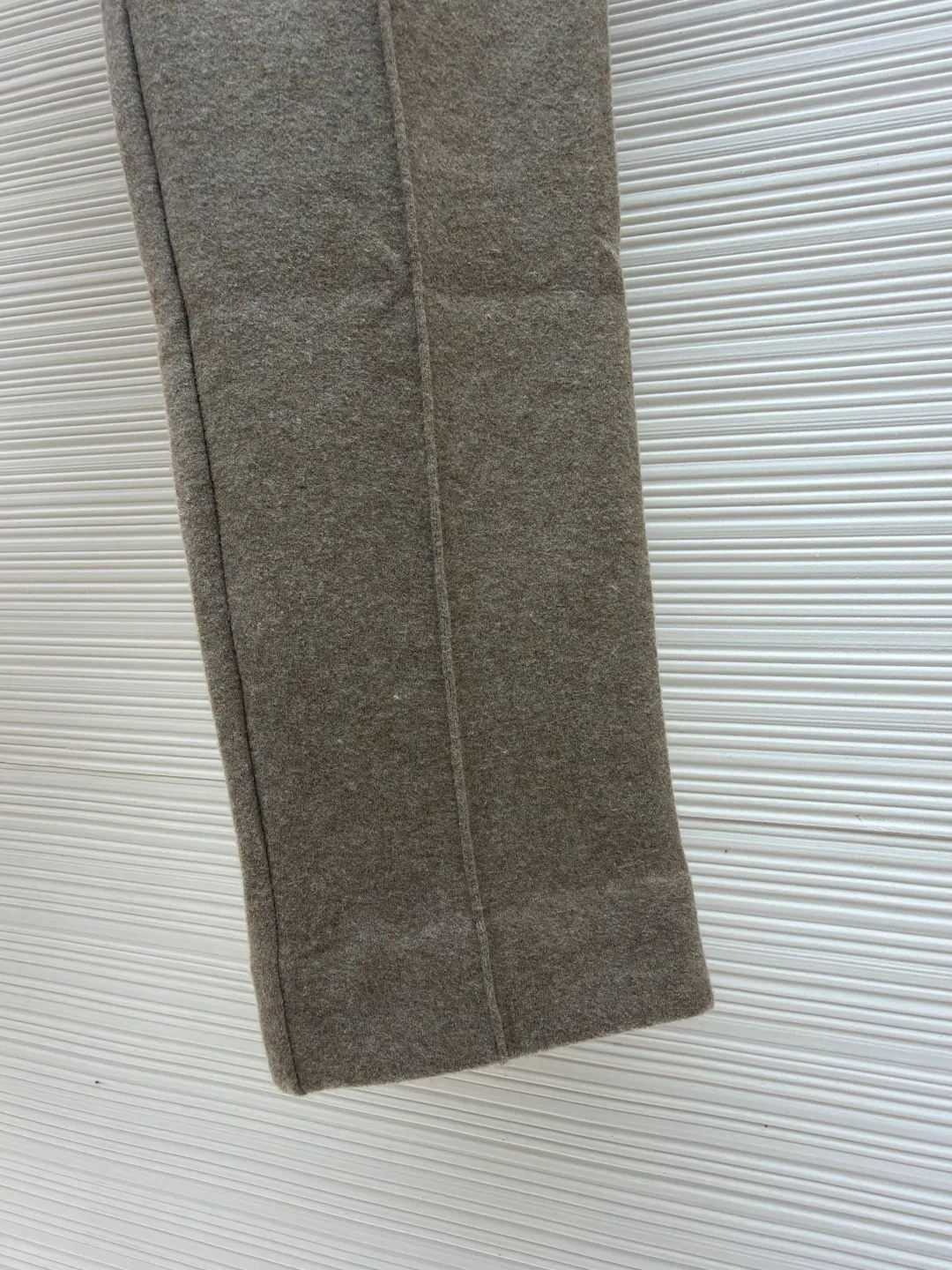 Dior presbyopic wool and cashmere straight trousers ●Item number: 1680904-C45 ●Material: wool cashmere fabric ●Technology: jacquard texture production ●Version: fitted version ●Weight: about 830 grams ●Size: S-M-L-XL ●Description: The fabric is made of cashmere fabric, containing 50% wool and pure cotton, with original hemming inside, jacquard letters, integrated design. One side has a solid color logo, and the spliced side has a classic presbyopia. It can be worn on both sides to change the style at any time. Customized imported velvet imported machine weaving, the material is conscientious and full of high-end texture. It is comfortable to wear and skin-friendly. It is made by a large factory and has perfect details and texture. The fabric is made of imported cashmere yarn. New product for early autumn! Hot style return! New version of dropped shoulder design High-grade navy blue presbyopic logo zipper cashmere jacket. Reversible. The letter jacquard texture on the back is luxurious and handsome. The hooded design is fashionable and advanced. The classic version does not make people look slimmer. Highly recommended! The overall wiring is straight and delicate, the fabric is comfortable and soft, and the color is consistent without color difference. It can be matched with the same style to create a fashionable look and control various occasions. Customized accessories, complete with three standards, same style for men and women!