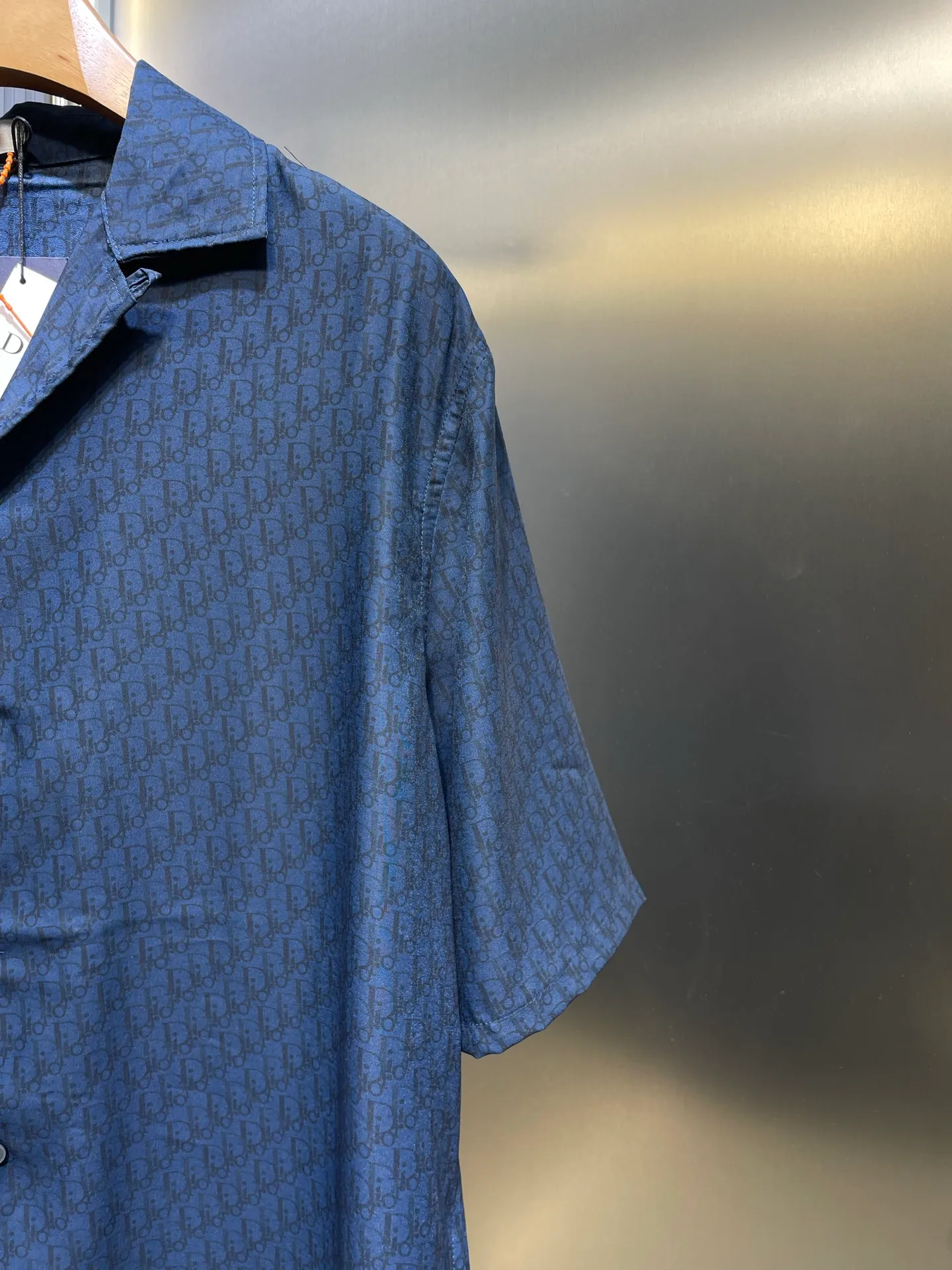 🅿️470 Dior🌟【Top Original】Blue-gray mulberry silk and cotton blend short shirt. This short-sleeved shirt highlights the classic Oblique print. Crafted from blue mulberry silk and cotton blend, it features a peaked lapel collar and arc-shaped hem for a casual style. Pair with matching shorts for a sophisticated summer look size: 39 40 41 42