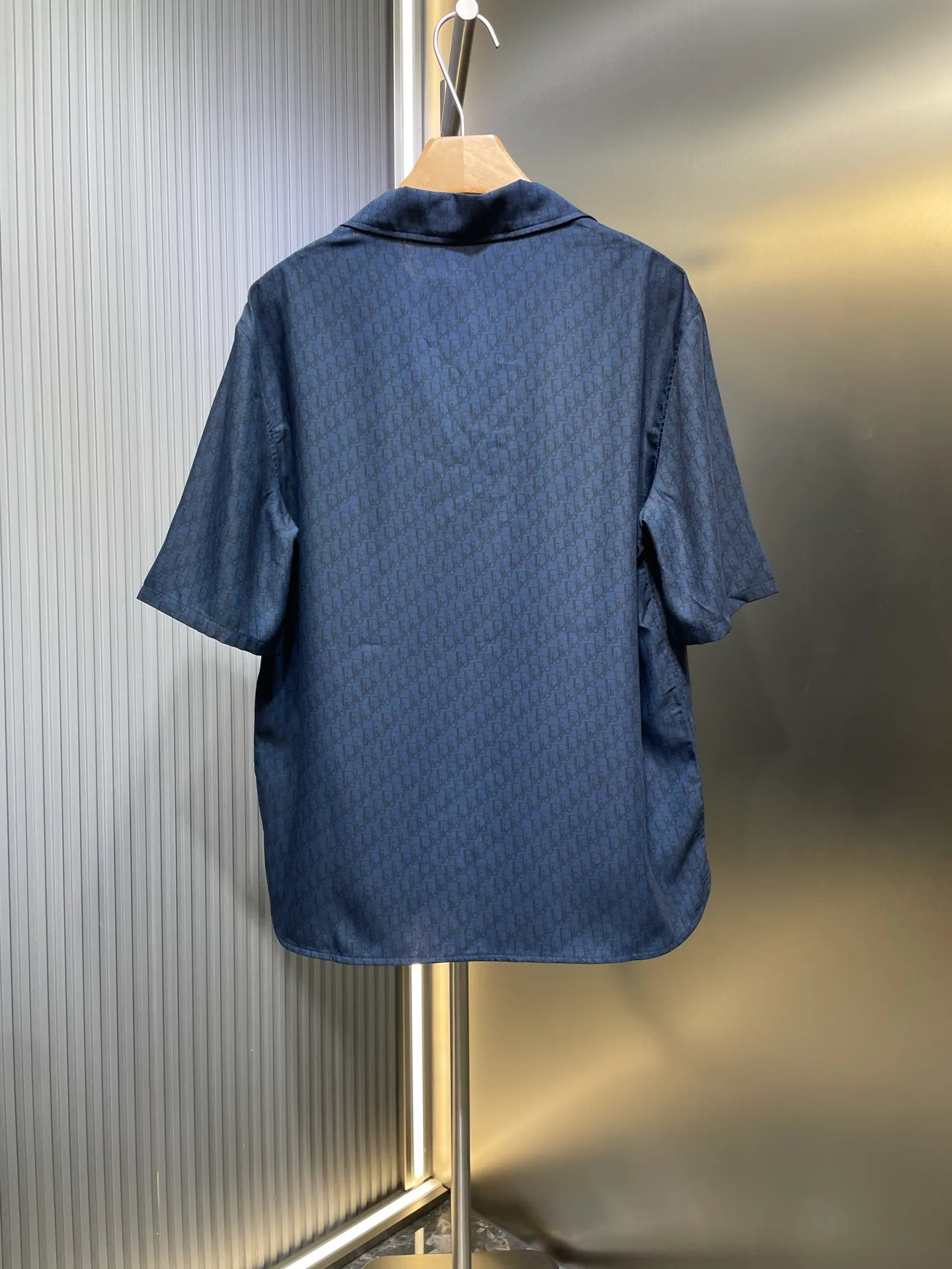 🅿️470 Dior🌟【Top Original】Blue-gray mulberry silk and cotton blend short shirt. This short-sleeved shirt highlights the classic Oblique print. Crafted from blue mulberry silk and cotton blend, it features a peaked lapel collar and arc-shaped hem for a casual style. Pair with matching shorts for a sophisticated summer look size: 39 40 41 42