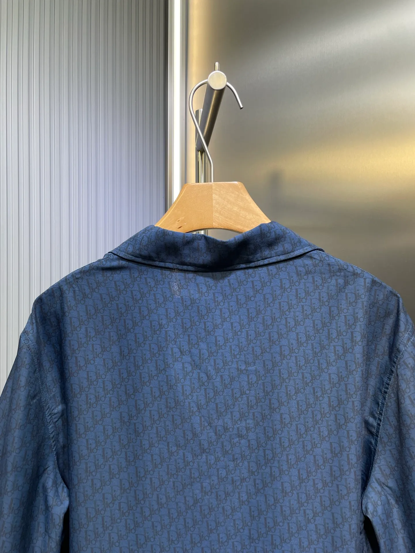 🅿️470 Dior🌟【Top Original】Blue-gray mulberry silk and cotton blend short shirt. This short-sleeved shirt highlights the classic Oblique print. Crafted from blue mulberry silk and cotton blend, it features a peaked lapel collar and arc-shaped hem for a casual style. Pair with matching shorts for a sophisticated summer look size: 39 40 41 42