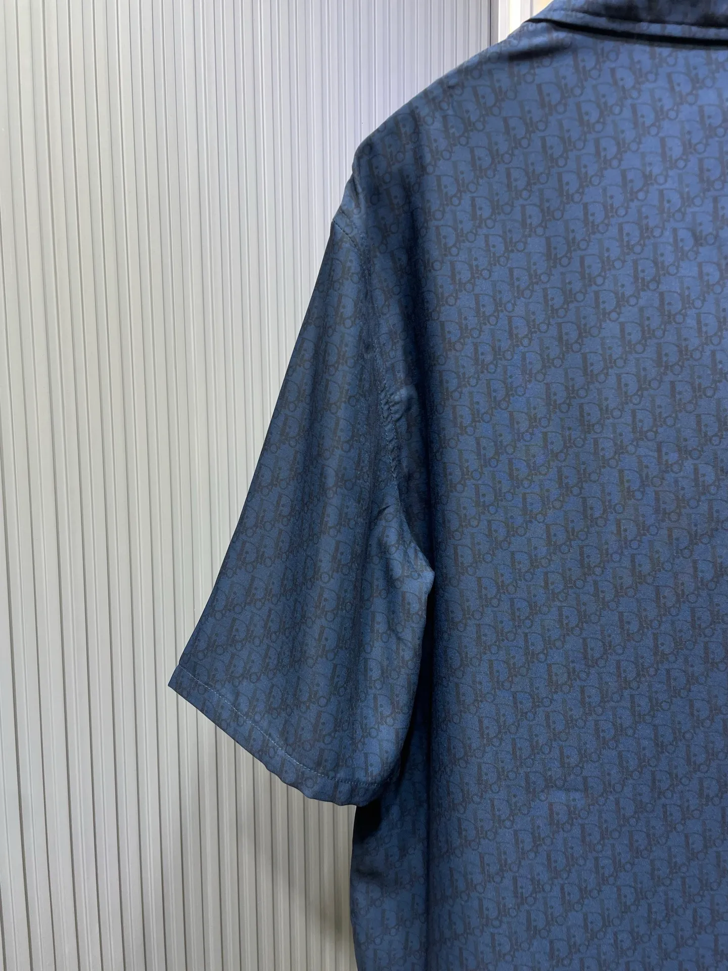 🅿️470 Dior🌟【Top Original】Blue-gray mulberry silk and cotton blend short shirt. This short-sleeved shirt highlights the classic Oblique print. Crafted from blue mulberry silk and cotton blend, it features a peaked lapel collar and arc-shaped hem for a casual style. Pair with matching shorts for a sophisticated summer look size: 39 40 41 42