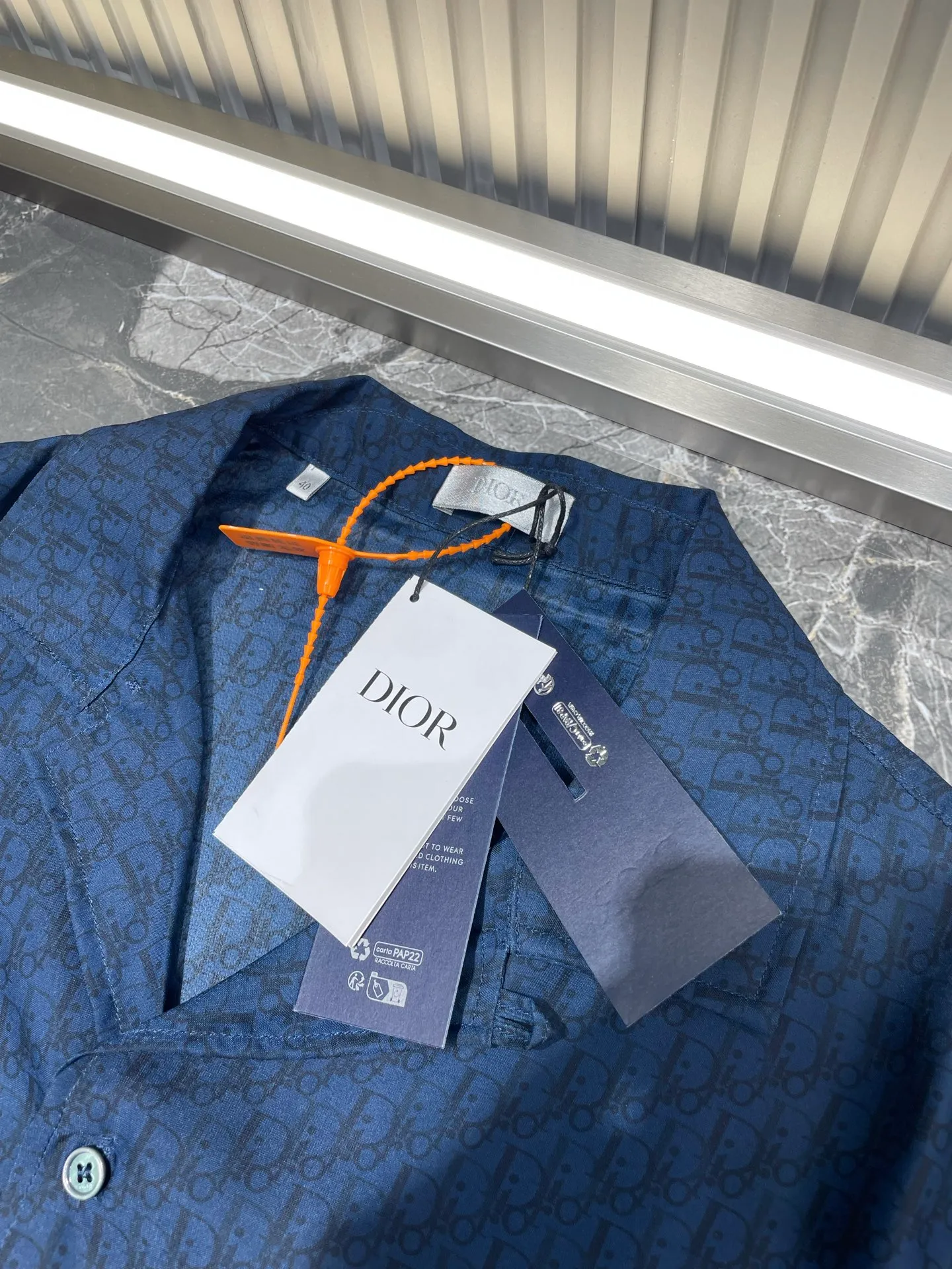 🅿️470 Dior🌟【Top Original】Blue-gray mulberry silk and cotton blend short shirt. This short-sleeved shirt highlights the classic Oblique print. Crafted from blue mulberry silk and cotton blend, it features a peaked lapel collar and arc-shaped hem for a casual style. Pair with matching shorts for a sophisticated summer look size: 39 40 41 42